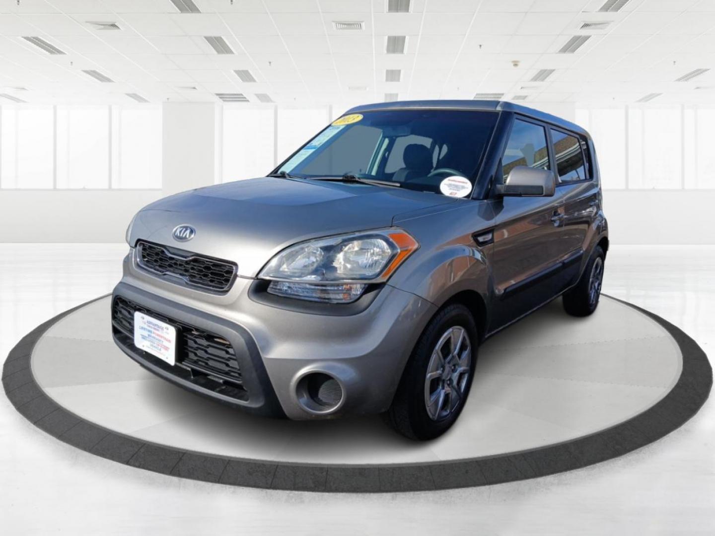 2013 Bright Silver Metallic Kia Soul Base (KNDJT2A58D7) with an 1.6L L4 DOHC 16V engine, 5-Speed Manual transmission, located at 1230 East Main St, Xenia, OH, 45385, (937) 908-9800, 39.688026, -83.910172 - Photo#4