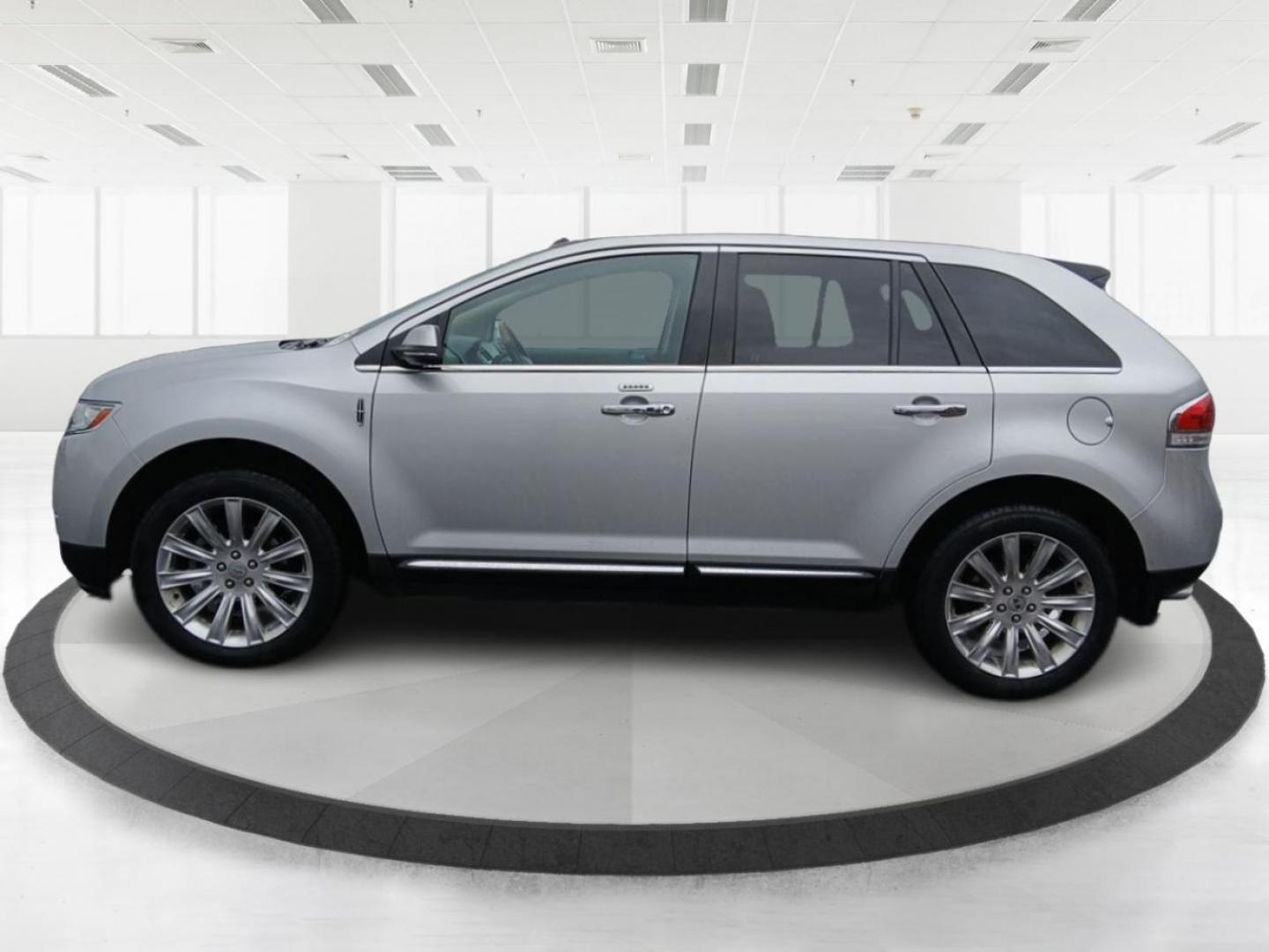 2013 Ingot Silver Metallic Lincoln MKX AWD (2LMDJ8JKXDB) with an 3.7L V6 DOHC 24V engine, 6-Speed Automatic transmission, located at 1184 Kauffman Ave, Fairborn, OH, 45324, (937) 908-9800, 39.807072, -84.030914 - Photo#5