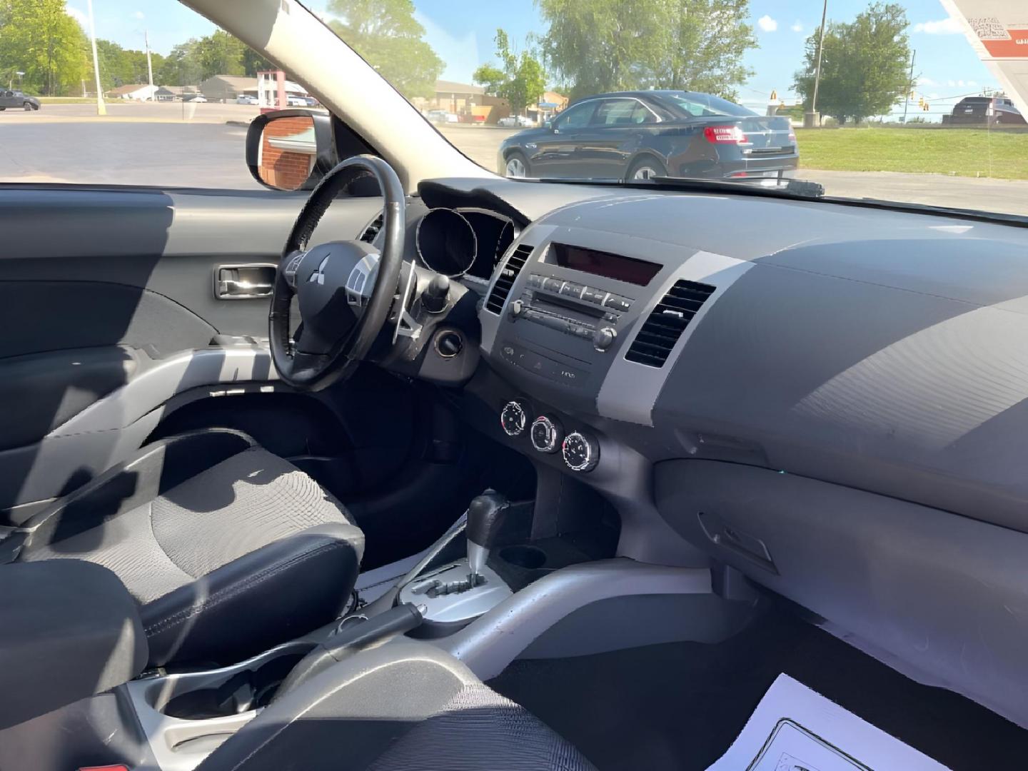 2013 Cool Silver Metallic Mitsubishi Outlander SE AWC (JA4JT3AW3DU) with an 2.4L L4 DOHC 16V engine, 6-Speed Automatic transmission, located at 880 E. National Road, Vandalia, OH, 45377, (937) 908-9800, 39.891918, -84.183594 - Photo#8