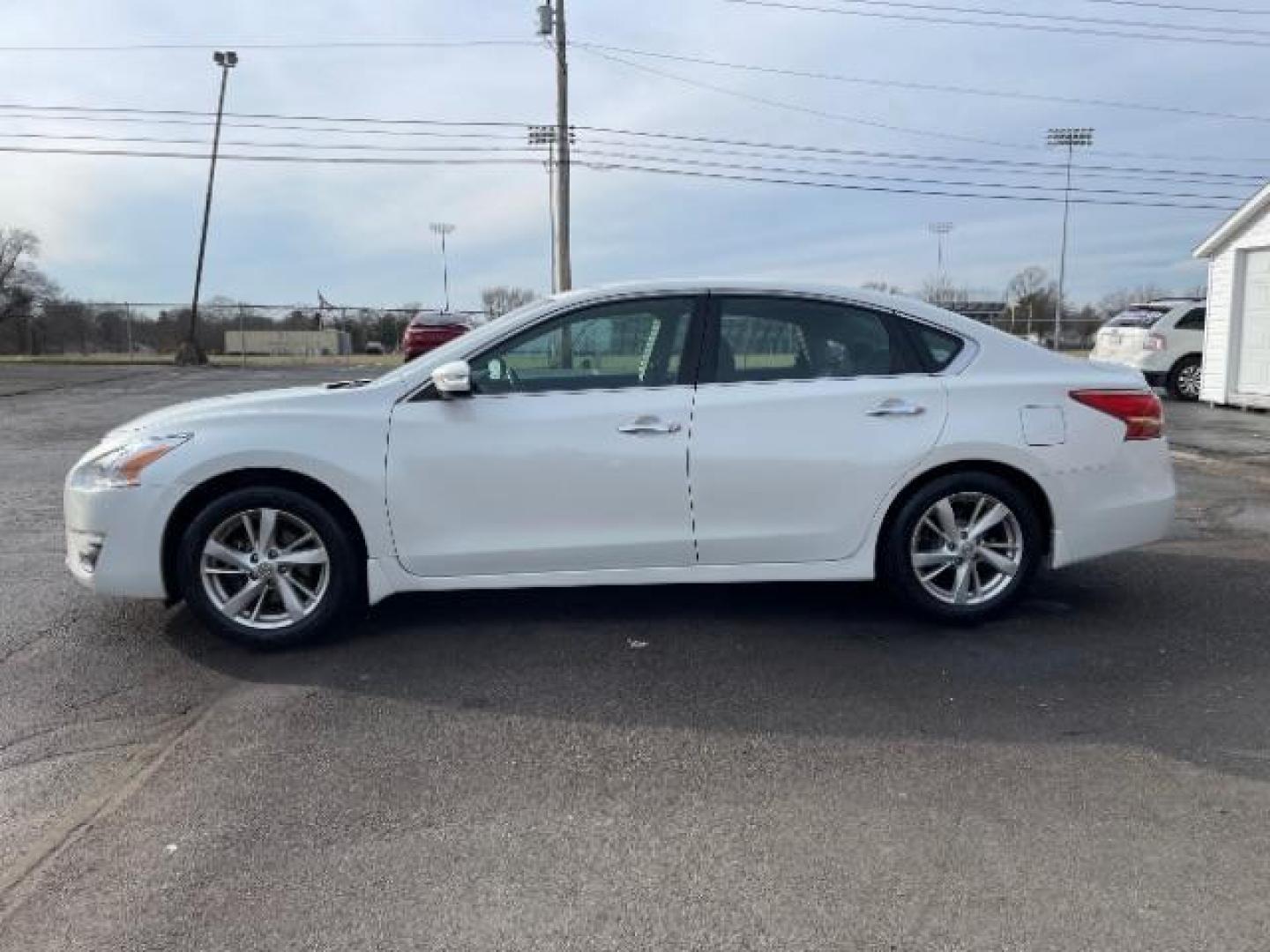 2013 Pearl White Nissan Altima 2.5 SV (1N4AL3AP4DN) with an 2.5L L4 DOHC 16V engine, located at 1099 N County Rd 25A , Troy, OH, 45373, (937) 908-9800, 40.057079, -84.212883 - Photo#3