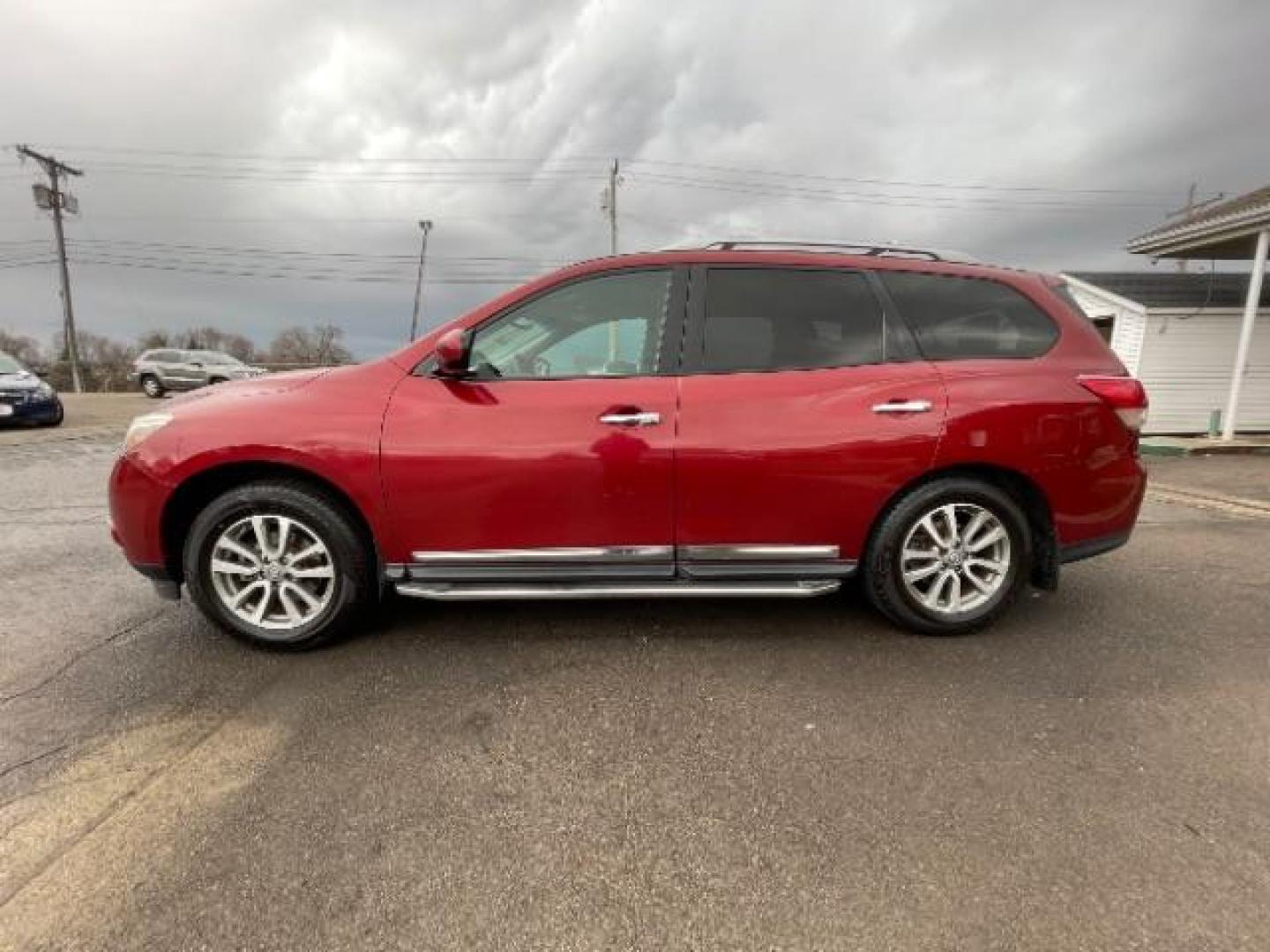 2013 Red Nissan Pathfinder SL (5N1AR2MM0DC) , Auto transmission, located at 401 Woodman Dr, Riverside, OH, 45431, (937) 908-9800, 39.760899, -84.123421 - Photo#2