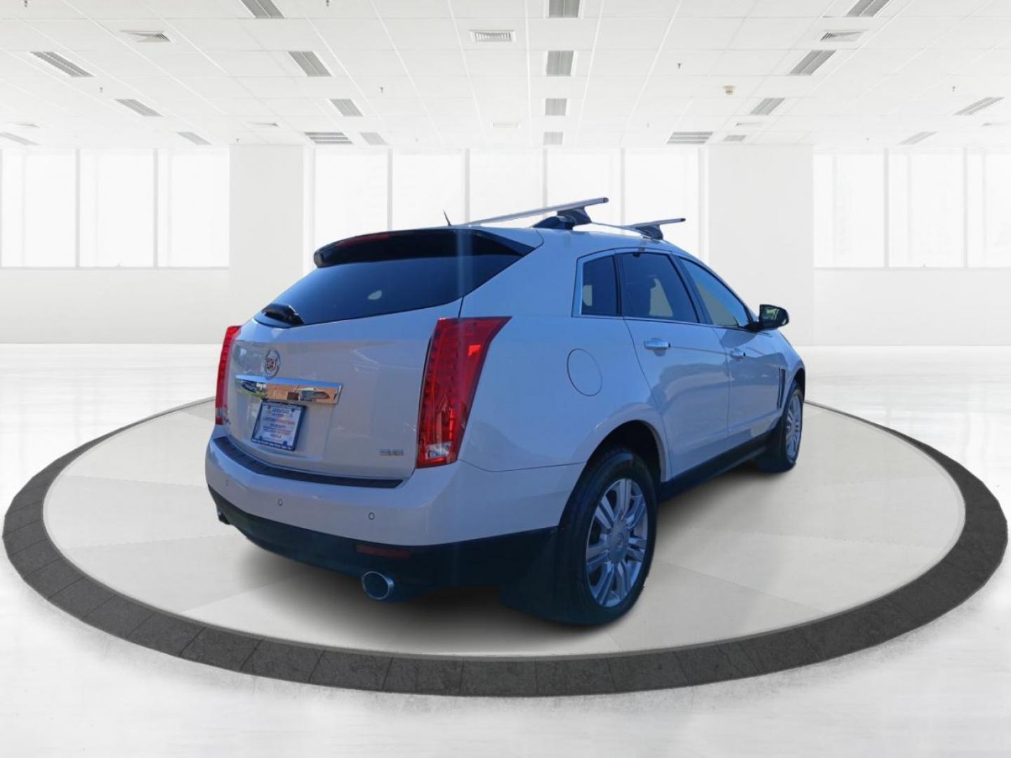 2014 Cadillac SRX Luxury Collection AWD (3GYFNEE30ES) with an 3.6L V6 DOHC 24V FFV engine, 6-Speed Automatic transmission, located at 1230 East Main St, Xenia, OH, 45385, (937) 908-9800, 39.688026, -83.910172 - Photo#2