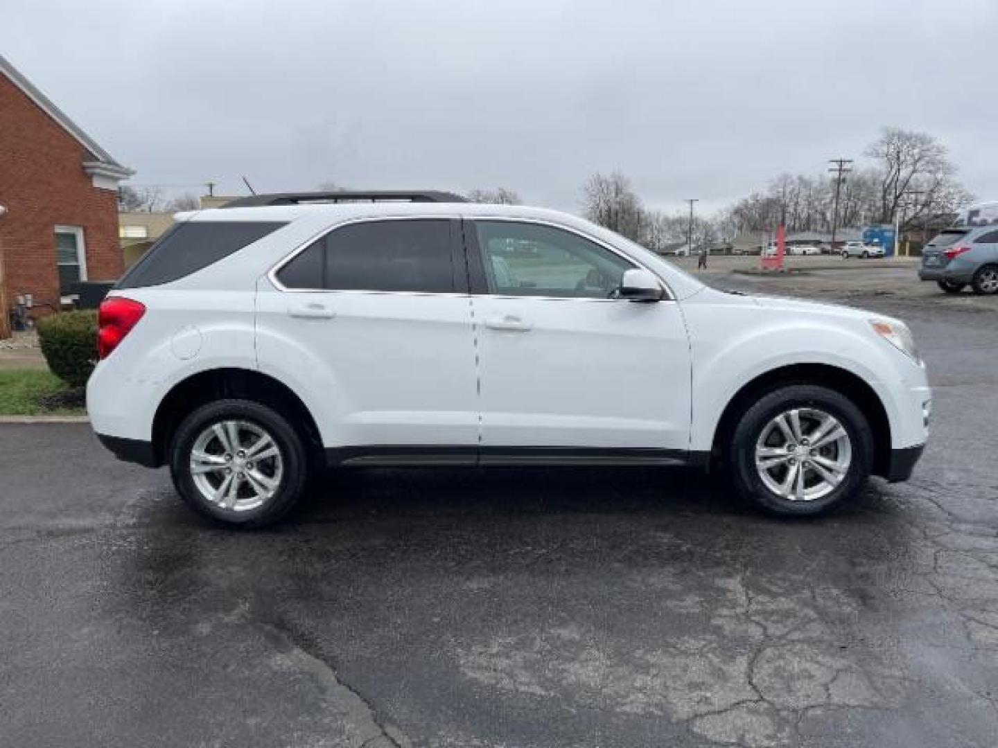 2014 White Diamond Tricoat Chevrolet Equinox 2LT 2WD (2GNALCEK5E6) with an 2.4L L4 DOHC 16V FFV engine, 6-Speed Automatic transmission, located at 1099 N County Rd 25A , Troy, OH, 45373, (937) 908-9800, 40.057079, -84.212883 - Photo#3