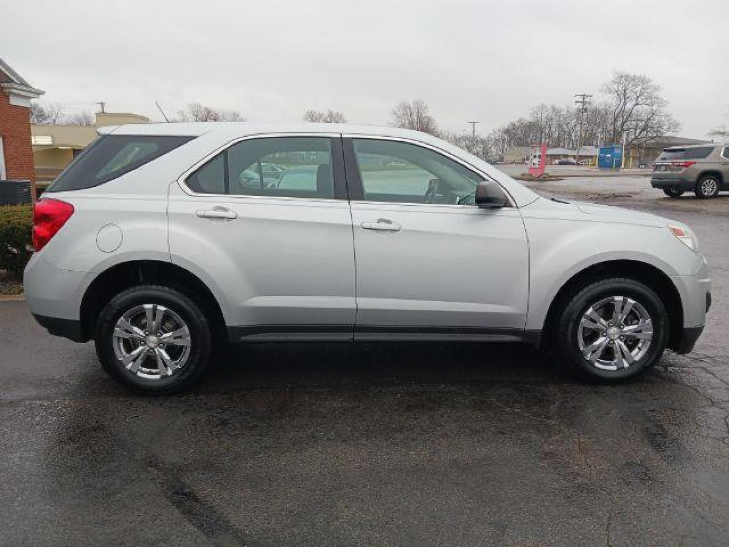 2014 Silver Ice Metallic Chevrolet Equinox LS 2WD (2GNALAEKXE6) with an 2.4L L4 DOHC 16V FFV engine, 6-Speed Automatic transmission, located at 1951 S Dayton Lakeview Rd., New Carlisle, OH, 45344, (937) 908-9800, 39.890999, -84.050255 - Photo#4