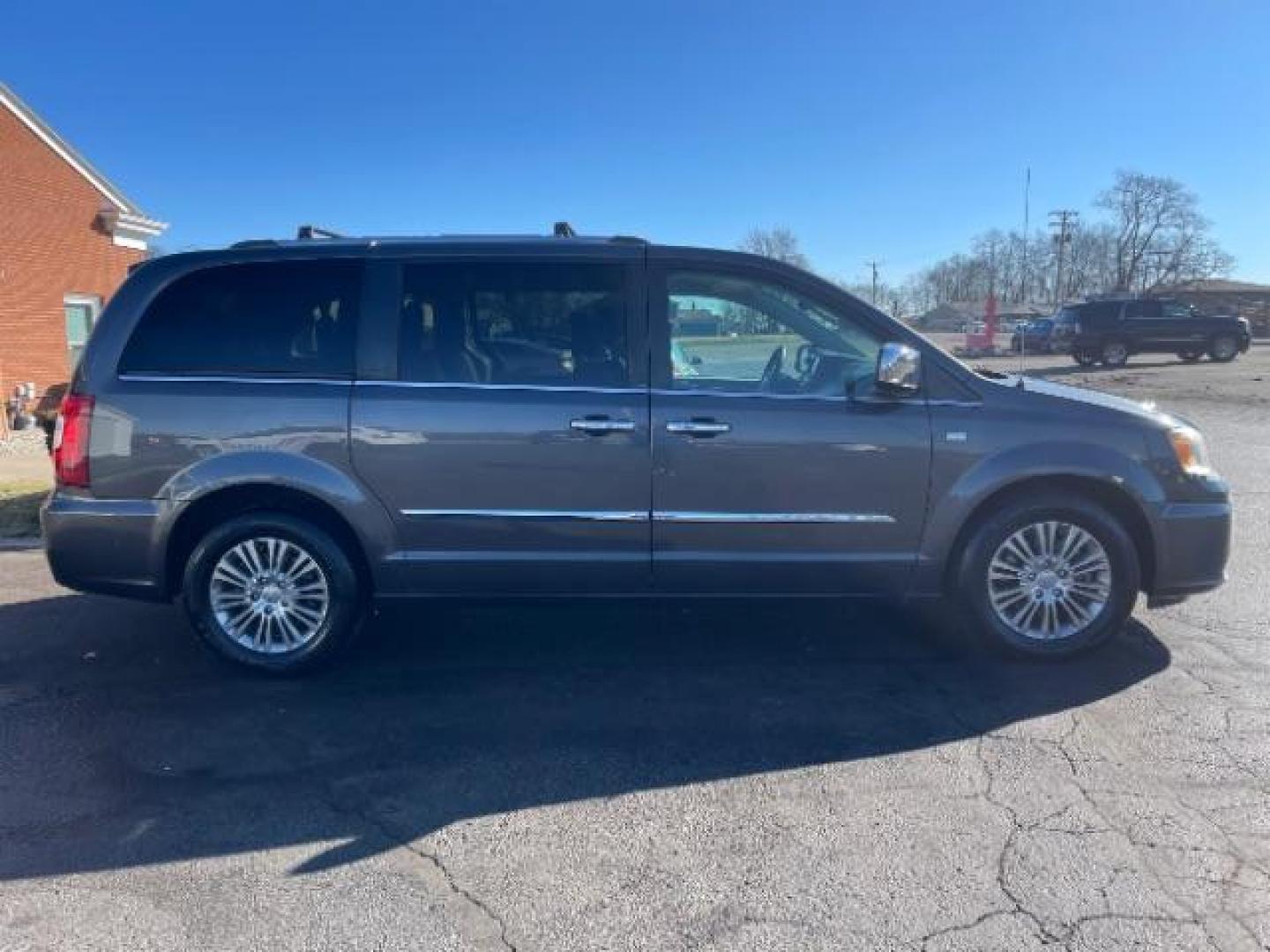 2014 Maximum Steel Metallic CC Chrysler Town and Country Touring-L (2C4RC1CG4ER) with an 3.6L V6 DOHC 24V engine, 6-Speed Automatic transmission, located at 1099 N County Rd 25A , Troy, OH, 45373, (937) 908-9800, 40.057079, -84.212883 - Photo#4