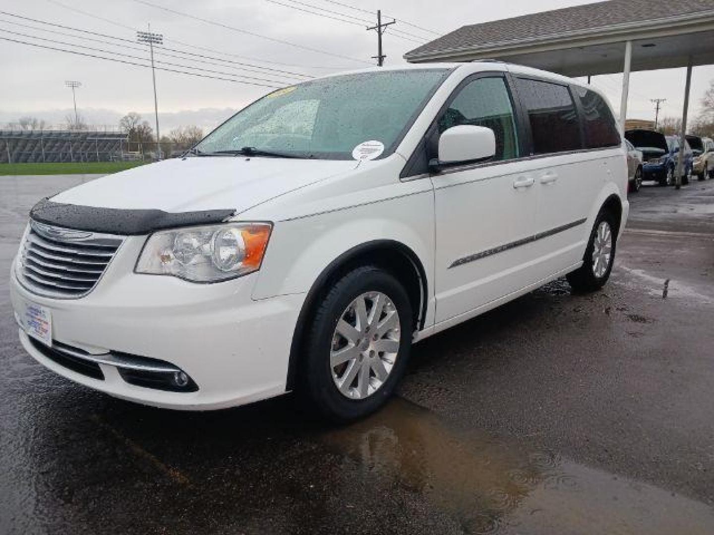 2014 Bright White Clearcoat Chrysler Town and Country Touring (2C4RC1BG5ER) with an 3.6L V6 DOHC 24V engine, 6-Speed Automatic transmission, located at 1230 East Main St, Xenia, OH, 45385, (937) 908-9800, 39.688026, -83.910172 - Photo#2