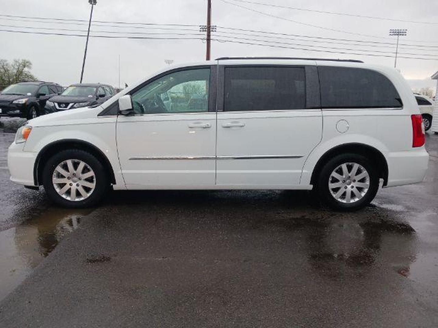 2014 Bright White Clearcoat Chrysler Town and Country Touring (2C4RC1BG5ER) with an 3.6L V6 DOHC 24V engine, 6-Speed Automatic transmission, located at 1230 East Main St, Xenia, OH, 45385, (937) 908-9800, 39.688026, -83.910172 - Photo#3