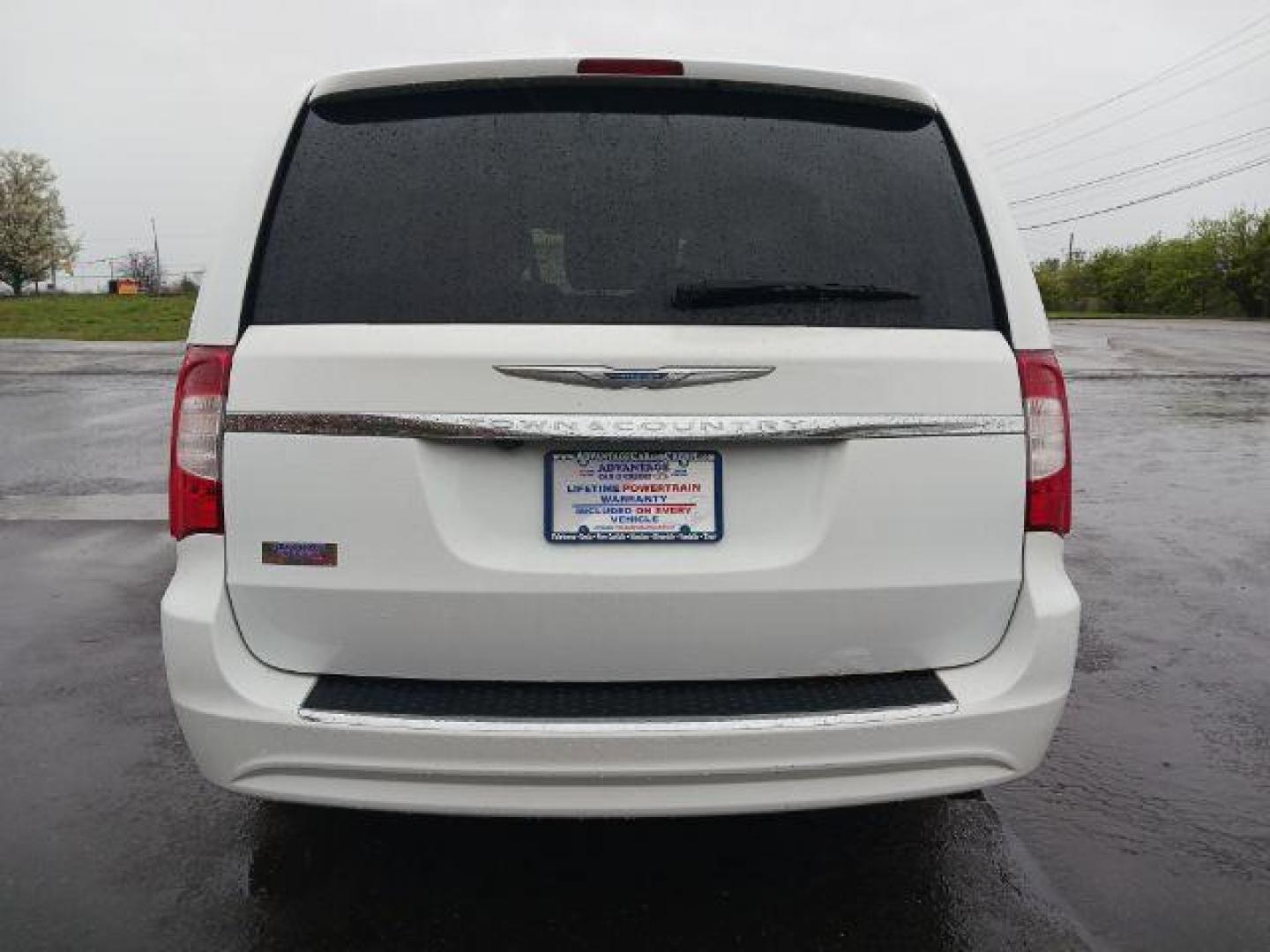 2014 Bright White Clearcoat Chrysler Town and Country Touring (2C4RC1BG5ER) with an 3.6L V6 DOHC 24V engine, 6-Speed Automatic transmission, located at 1230 East Main St, Xenia, OH, 45385, (937) 908-9800, 39.688026, -83.910172 - Photo#5