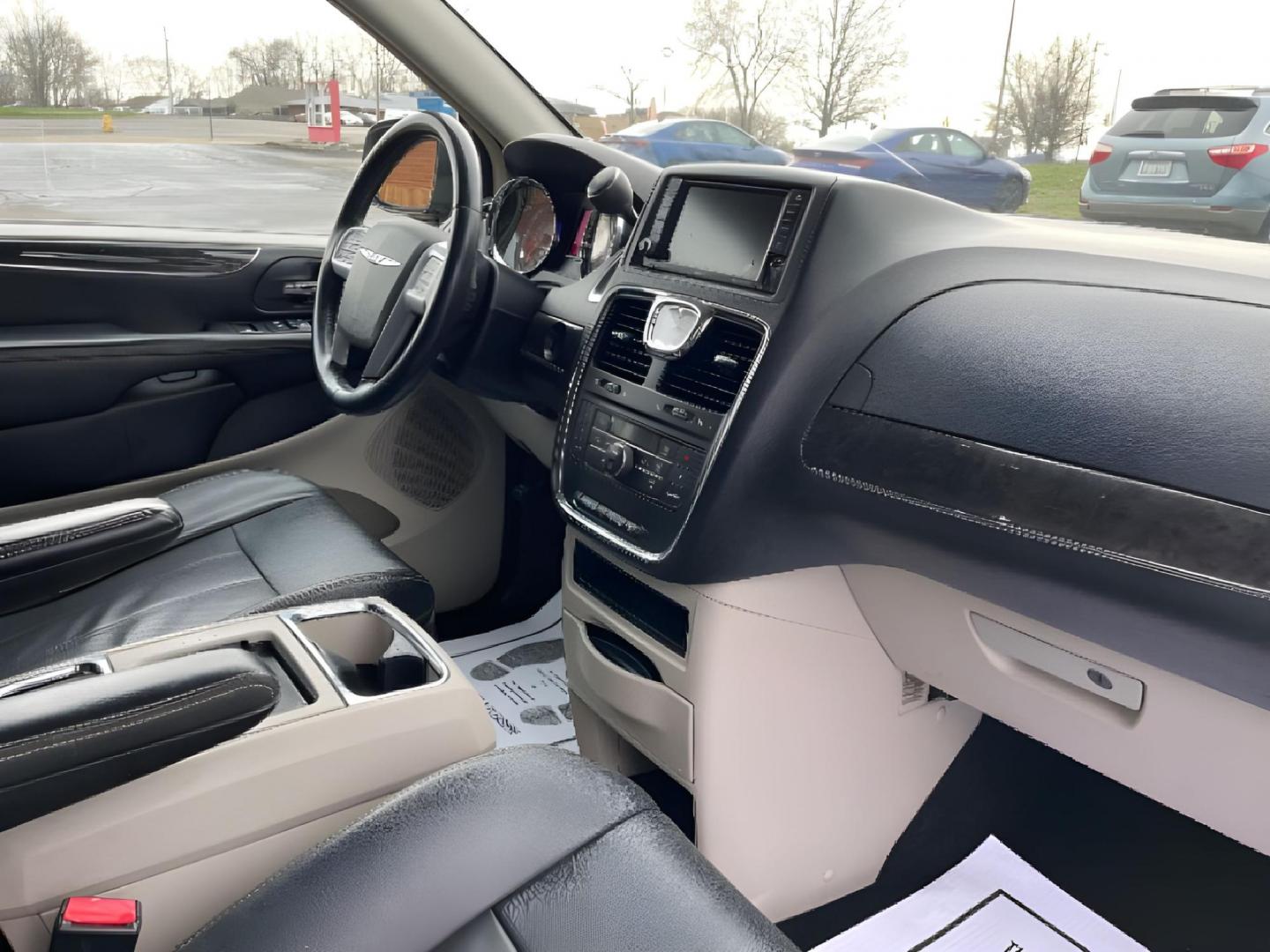 2014 Chrysler Town and Country Touring-L (2C4RC1CG7ER) with an 3.6L V6 DOHC 24V engine, 6-Speed Automatic transmission, located at 1230 East Main St, Xenia, OH, 45385, (937) 908-9800, 39.688026, -83.910172 - 2014 Chrysler Town and Country Touring-L - Photo#7