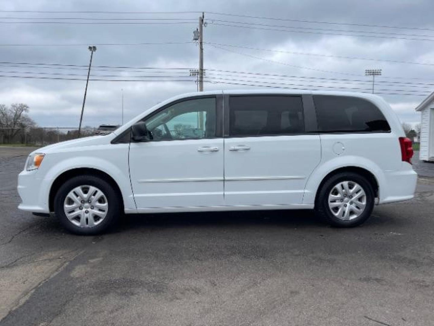 2014 Bright White Clearcoat Dodge Grand Caravan SE (2C4RDGBG9ER) with an 3.6L V6 DOHC 24V engine, 6-Speed Automatic transmission, located at 4508 South Dixie Dr, Moraine, OH, 45439, (937) 908-9800, 39.689976, -84.218452 - Photo#4