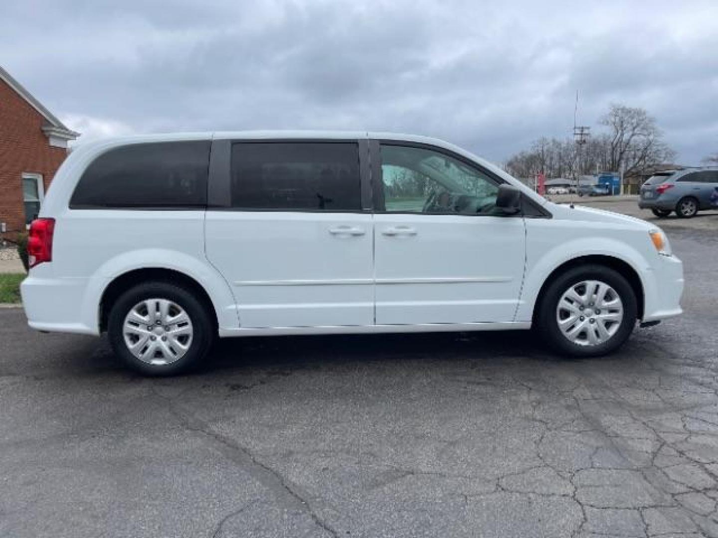 2014 Bright White Clearcoat Dodge Grand Caravan SE (2C4RDGBG9ER) with an 3.6L V6 DOHC 24V engine, 6-Speed Automatic transmission, located at 4508 South Dixie Dr, Moraine, OH, 45439, (937) 908-9800, 39.689976, -84.218452 - Photo#5