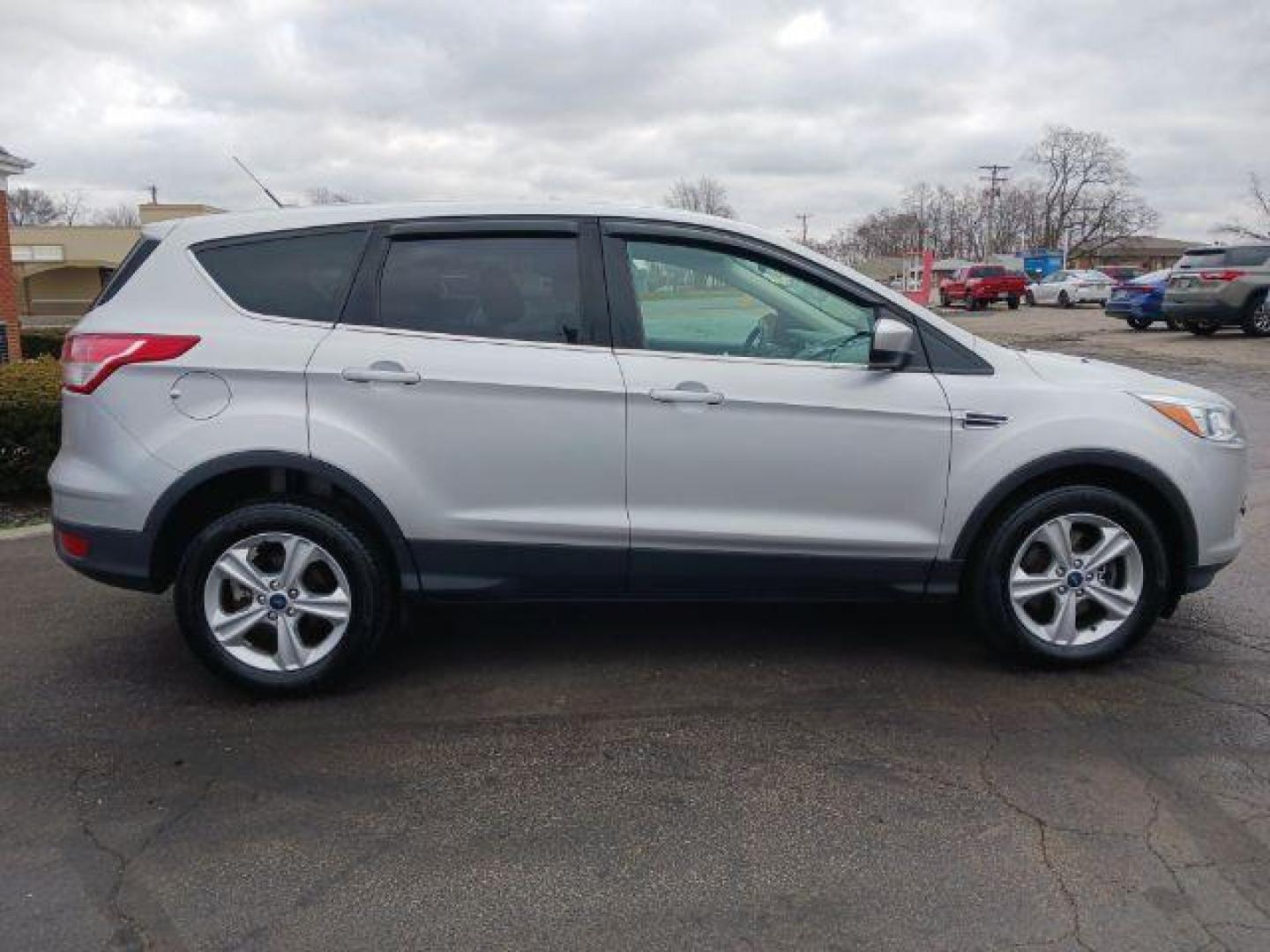 2014 Ingot Silver Metallic Ford Escape SE 4WD (1FMCU9G92EU) with an 2.0L L4 DOHC 16V engine, 6-Speed Automatic transmission, located at 1951 S Dayton Lakeview Rd., New Carlisle, OH, 45344, (937) 908-9800, 39.890999, -84.050255 - Photo#4