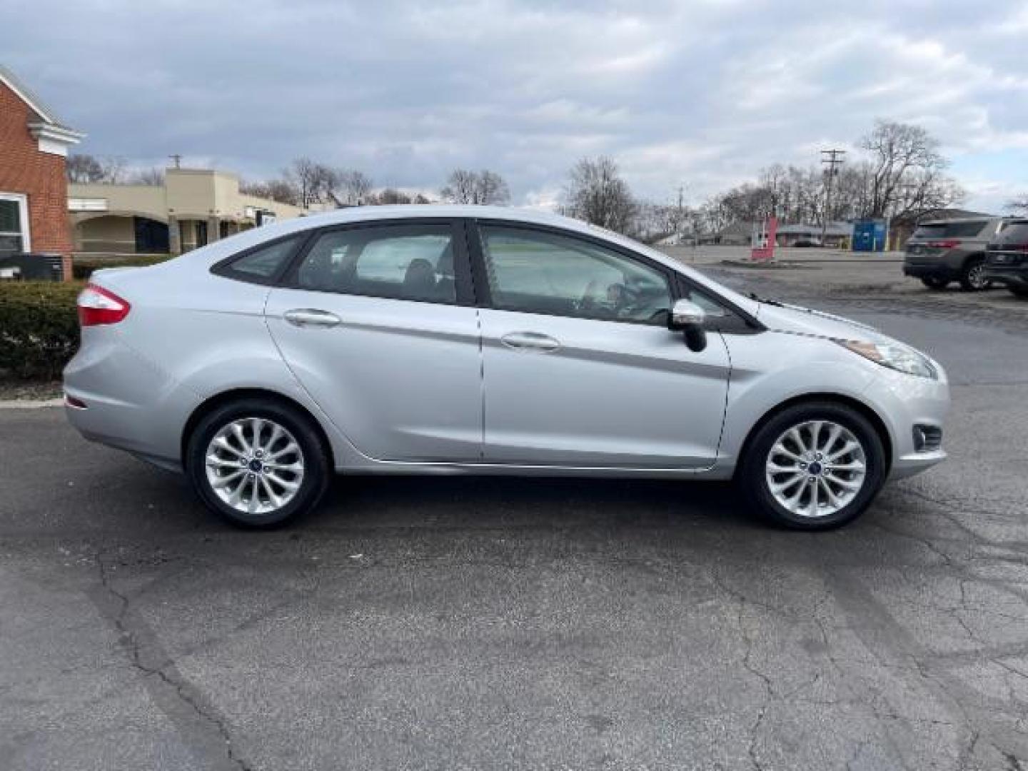 2014 Ingot Silver Metallic Ford Fiesta SE Sedan (3FADP4BJ6EM) with an 1.6L L4 DOHC 16V engine, located at 401 Woodman Dr, Riverside, OH, 45431, (937) 908-9800, 39.760899, -84.123421 - Photo#5