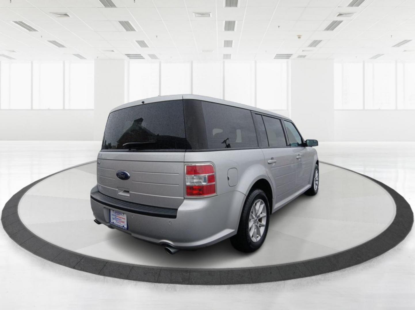 2014 Ingot Silver Metallic Ford Flex SE FWD (2FMGK5B8XEB) with an 3.5L V6 DOHC 24V engine, 6-Speed Automatic Overdrive transmission, located at 8750 N County Rd 25A, Piqua, OH, 45356, (937) 908-9800, 40.164391, -84.232513 - Photo#2