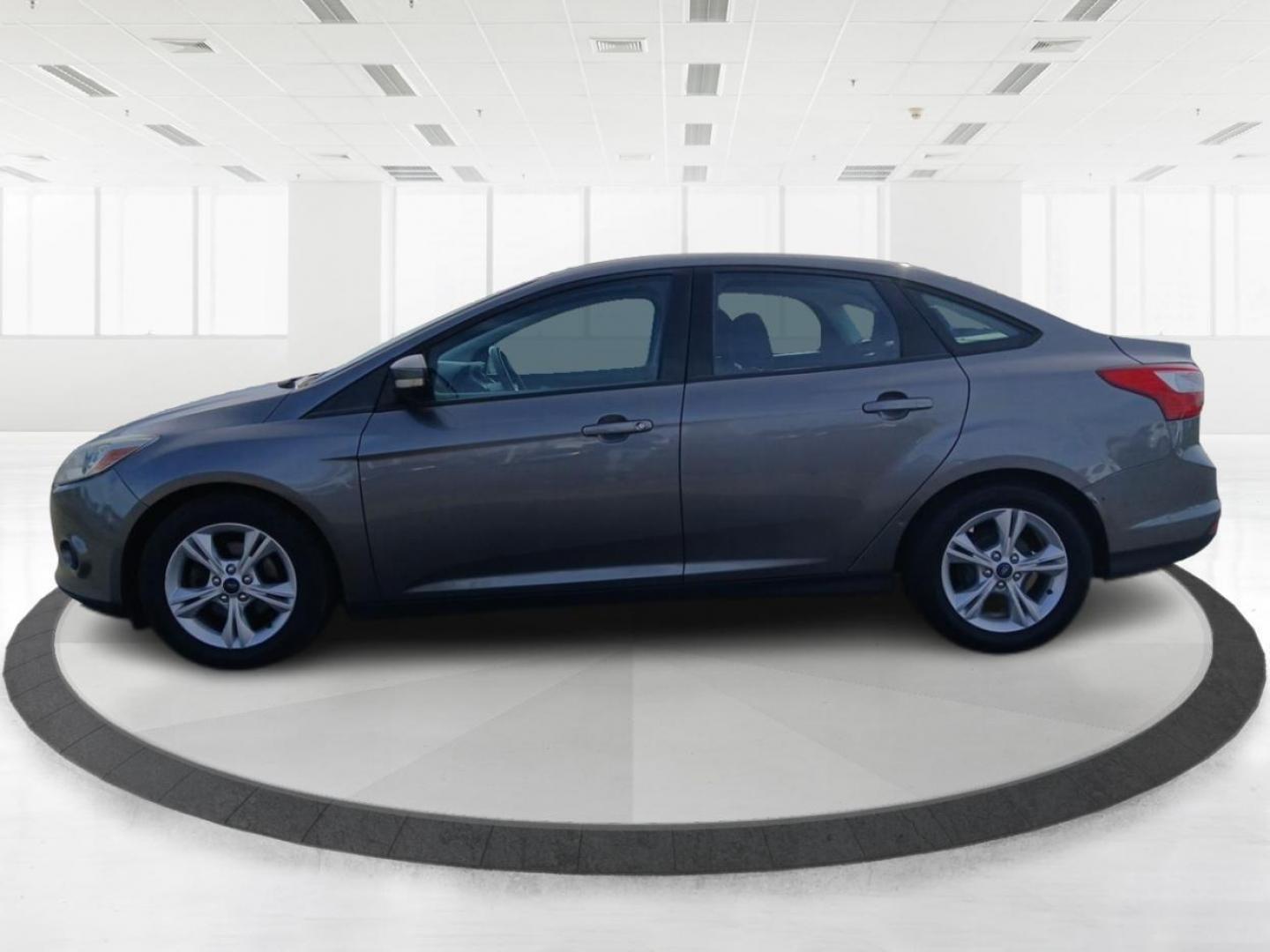 2014 Ingot Silver Metallic Ford Focus SE Sedan (1FADP3F22EL) with an 2.0L L4 DOHC 16V engine, located at 1230 East Main St, Xenia, OH, 45385, (937) 908-9800, 39.688026, -83.910172 - Photo#5