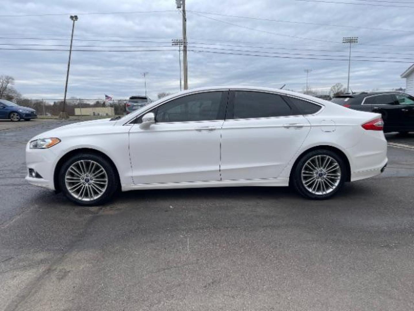 2014 White Platinum TC Met Ford Fusion SE (3FA6P0H97ER) with an 2.0L L4 DOHC 16V engine, located at 1184 Kauffman Ave, Fairborn, OH, 45324, (937) 908-9800, 39.807072, -84.030914 - Photo#2