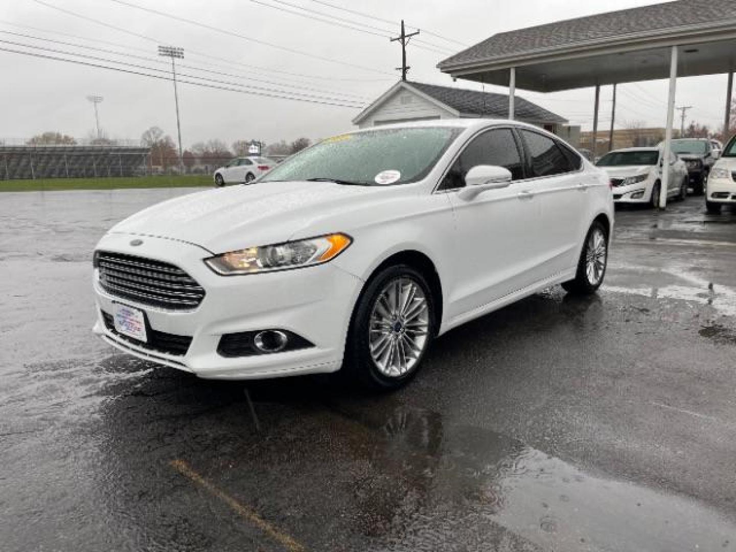 2014 Oxford White Ford Fusion SE (3FA6P0H96ER) with an 2.0L L4 DOHC 16V engine, located at 1184 Kauffman Ave, Fairborn, OH, 45324, (937) 908-9800, 39.807072, -84.030914 - Photo#1