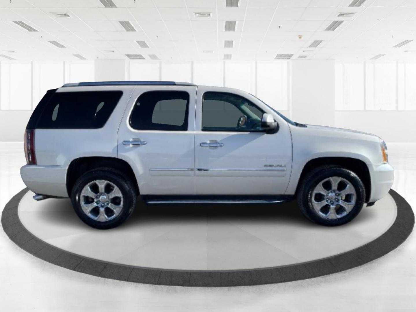 2014 GMC Yukon Denali 4WD (1GKS2EEFXER) with an 6.2L V8 OHV 16V engine, 6-Speed Automatic transmission, located at 1184 Kauffman Ave, Fairborn, OH, 45324, (937) 908-9800, 39.807072, -84.030914 - Photo#1