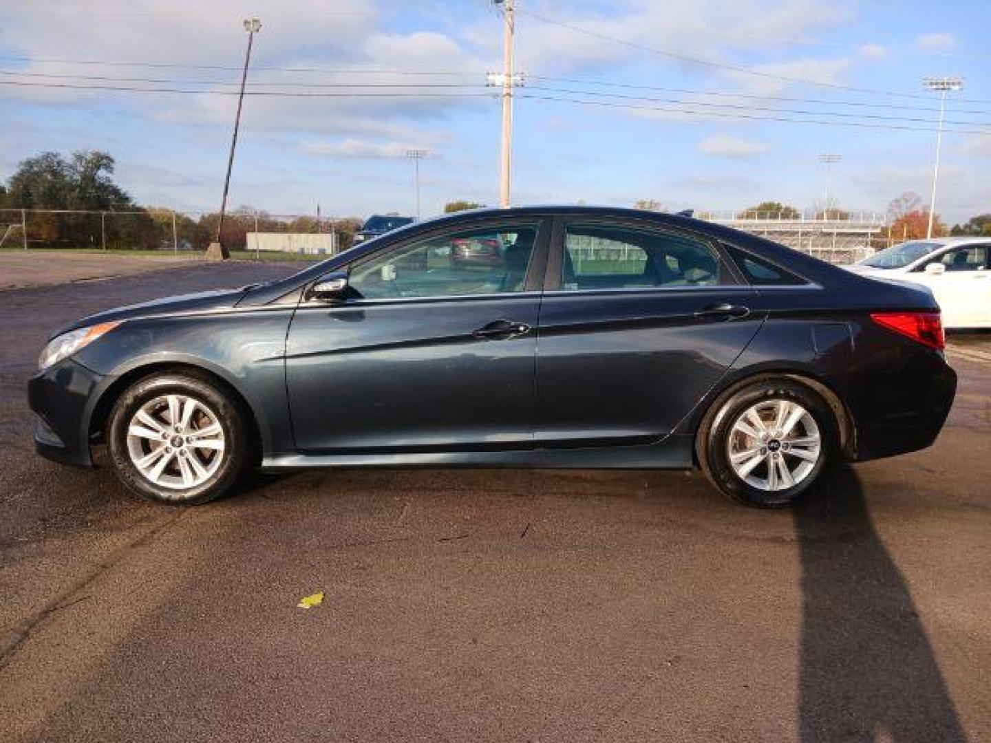 2014 Harbor Gray Metallic Hyundai Sonata GLS (5NPEB4AC8EH) with an 2.4L L4 DOHC 16V engine, 6-Speed Automatic transmission, located at 4508 South Dixie Dr, Moraine, OH, 45439, (937) 908-9800, 39.689976, -84.218452 - Photo#3