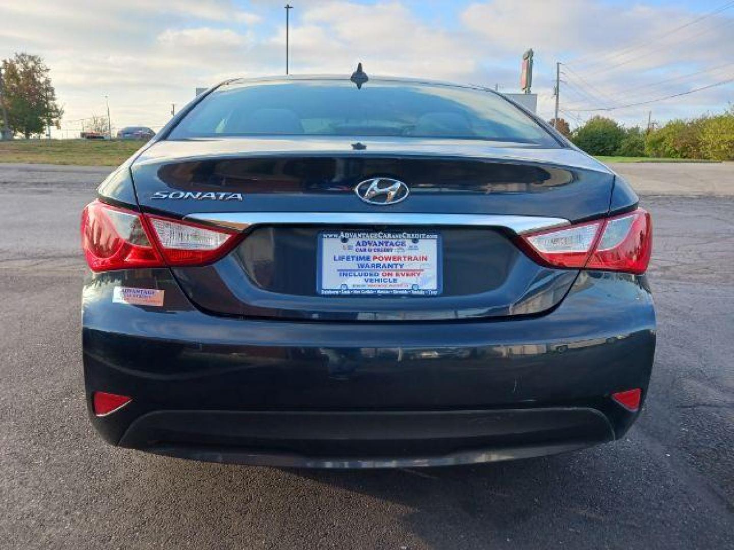 2014 Harbor Gray Metallic Hyundai Sonata GLS (5NPEB4AC8EH) with an 2.4L L4 DOHC 16V engine, 6-Speed Automatic transmission, located at 4508 South Dixie Dr, Moraine, OH, 45439, (937) 908-9800, 39.689976, -84.218452 - Photo#5