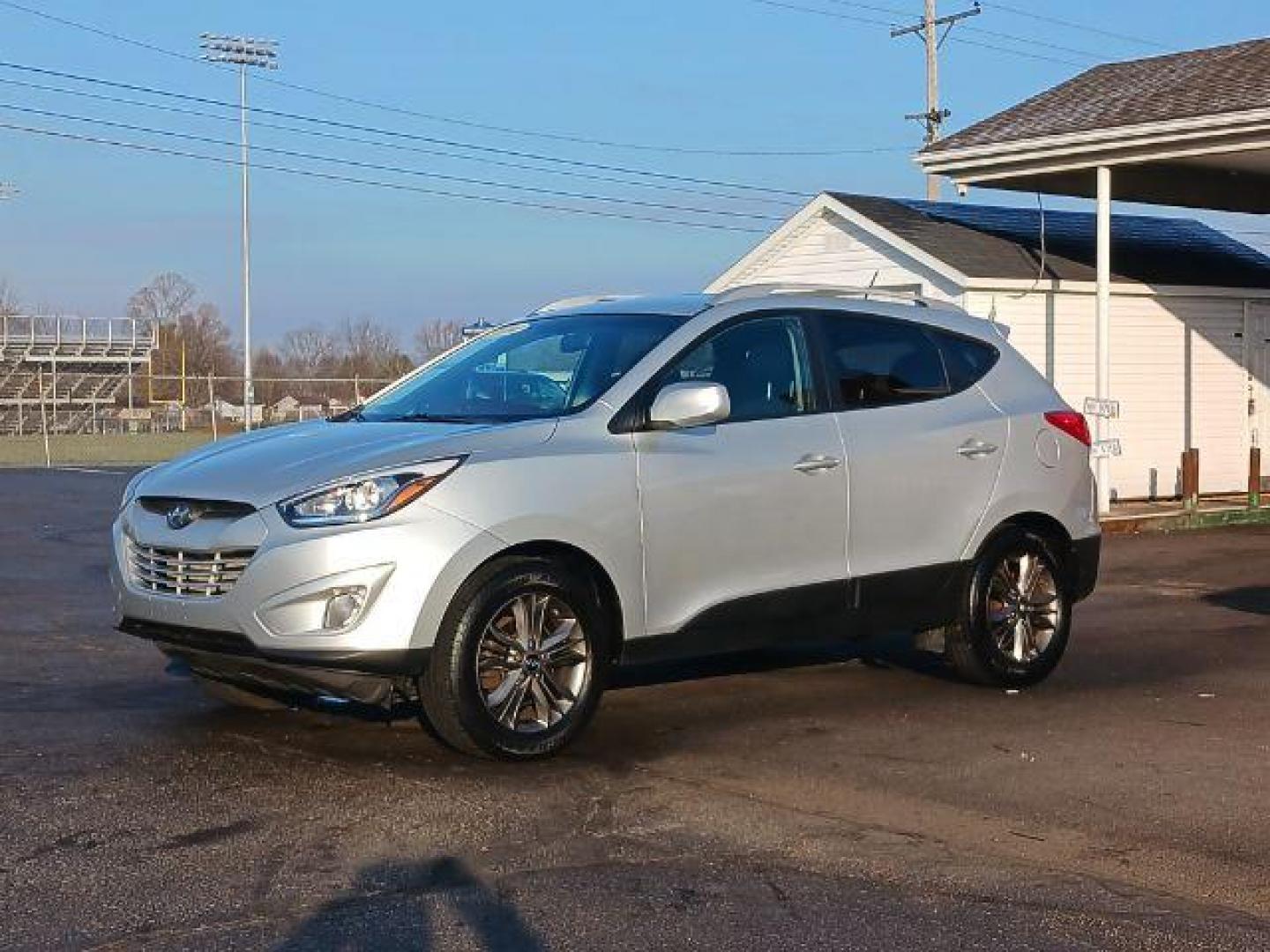 2014 Diamond Silver Hyundai Tucson GLS 2WD (KM8JU3AG9EU) with an 2.4L L4 DOHC 16V engine, 6-Speed Automatic transmission, located at 1184 Kauffman Ave, Fairborn, OH, 45324, (937) 908-9800, 39.807072, -84.030914 - Photo#2