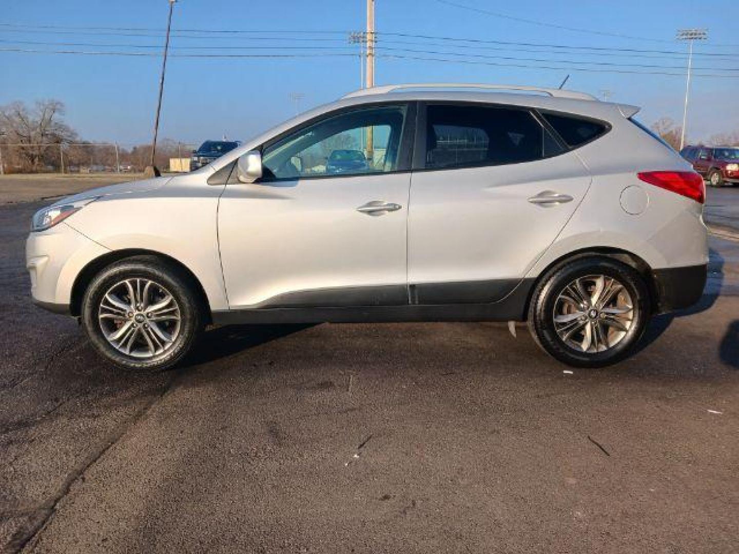 2014 Diamond Silver Hyundai Tucson GLS 2WD (KM8JU3AG9EU) with an 2.4L L4 DOHC 16V engine, 6-Speed Automatic transmission, located at 1184 Kauffman Ave, Fairborn, OH, 45324, (937) 908-9800, 39.807072, -84.030914 - Photo#3