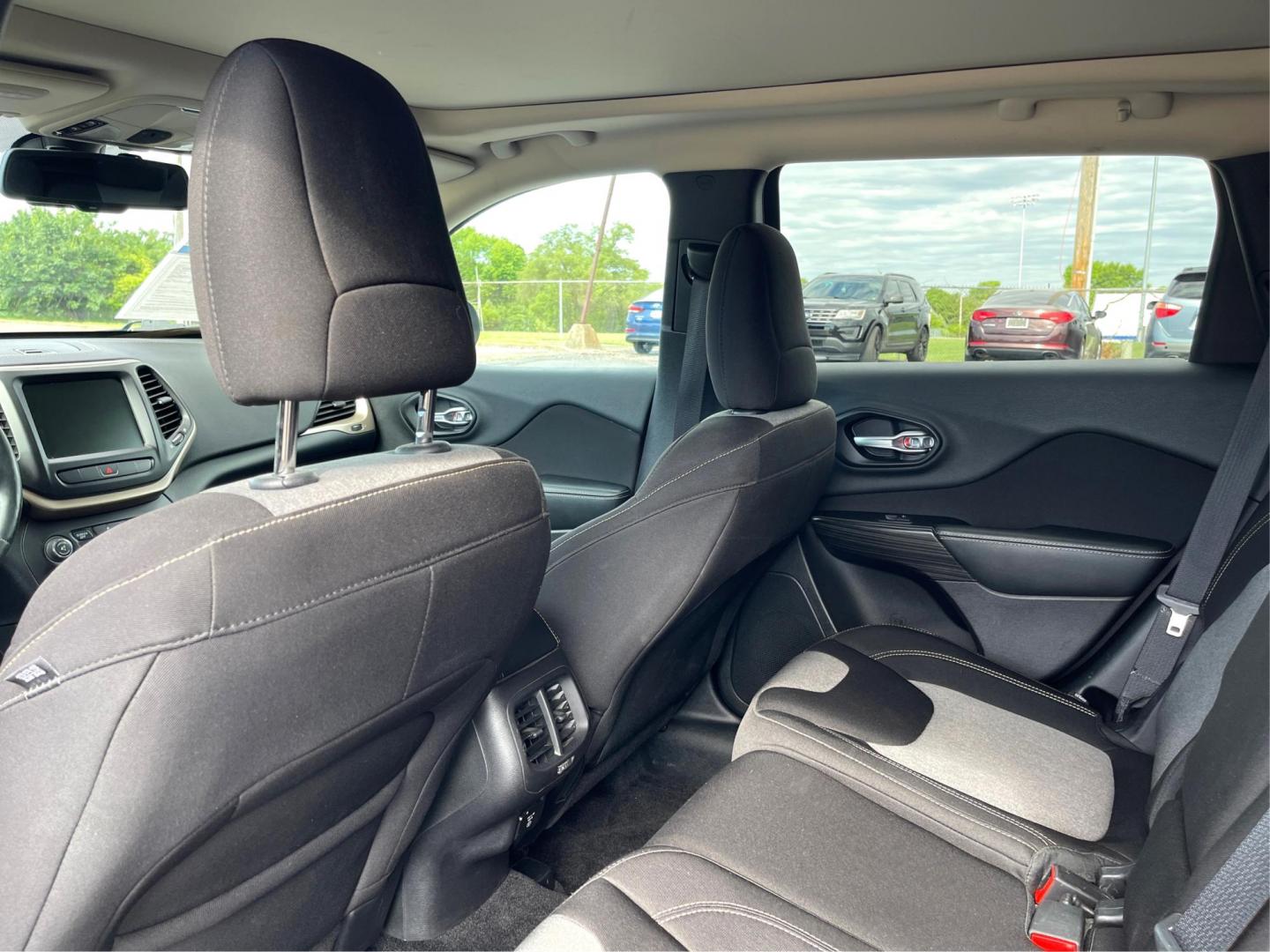 2014 Brilliant Black Crystal P Jeep Cherokee (1C4PJMCS4EW) with an 3.2L V6 DOHC 24V engine, 9-Speed Automatic transmission, located at 1230 East Main St, Xenia, OH, 45385, (937) 908-9800, 39.688026, -83.910172 - Photo#9