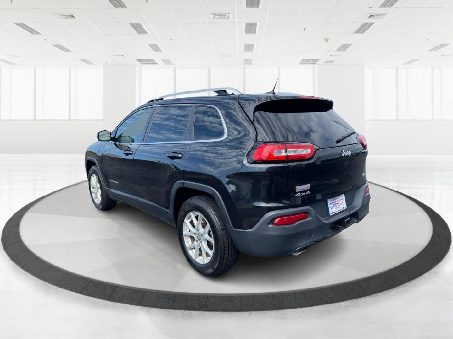 2014 Brilliant Black Crystal P Jeep Cherokee (1C4PJMCS4EW) with an 3.2L V6 DOHC 24V engine, 9-Speed Automatic transmission, located at 1230 East Main St, Xenia, OH, 45385, (937) 908-9800, 39.688026, -83.910172 - Photo#4