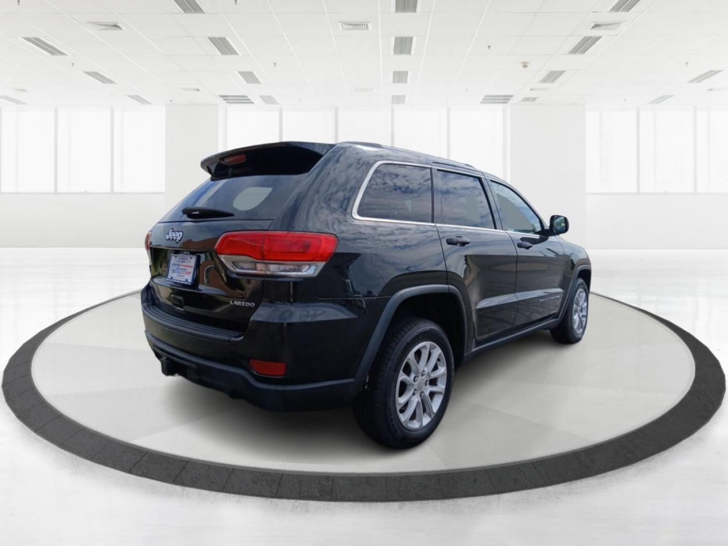 2014 Brilliant Black Crystal P Jeep Grand Cherokee Laredo 4WD (1C4RJFAG5EC) with an 3.6L V6 DOHC 24V engine, 5-Speed Automatic transmission, located at 1230 East Main St, Xenia, OH, 45385, (937) 908-9800, 39.688026, -83.910172 - Photo#2