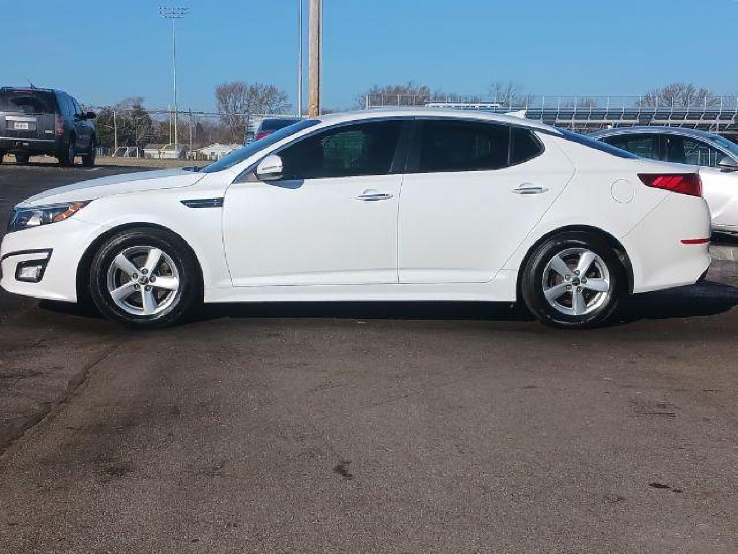 2014 Snow White Pearl Kia Optima LX (5XXGM4A71EG) with an 2.4L L4 DOHC 16V engine, 6-Speed Automatic transmission, located at 1099 N County Rd 25A , Troy, OH, 45373, (937) 908-9800, 40.057079, -84.212883 - Photo#3