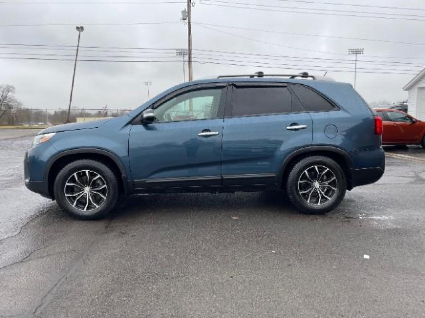 2014 Blue Kia Sorento LX 2WD (5XYKT3A64EG) with an 2.4L L4 DOHC 16V engine, 6-Speed Automatic transmission, located at 1099 N County Rd 25A , Troy, OH, 45373, (937) 908-9800, 40.057079, -84.212883 - Photo#2