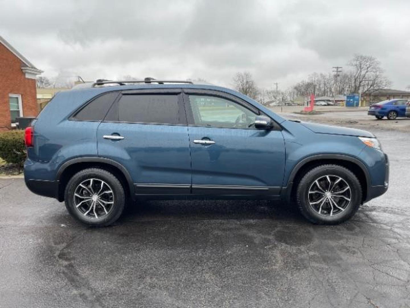 2014 Blue Kia Sorento LX 2WD (5XYKT3A64EG) with an 2.4L L4 DOHC 16V engine, 6-Speed Automatic transmission, located at 1099 N County Rd 25A , Troy, OH, 45373, (937) 908-9800, 40.057079, -84.212883 - Photo#3