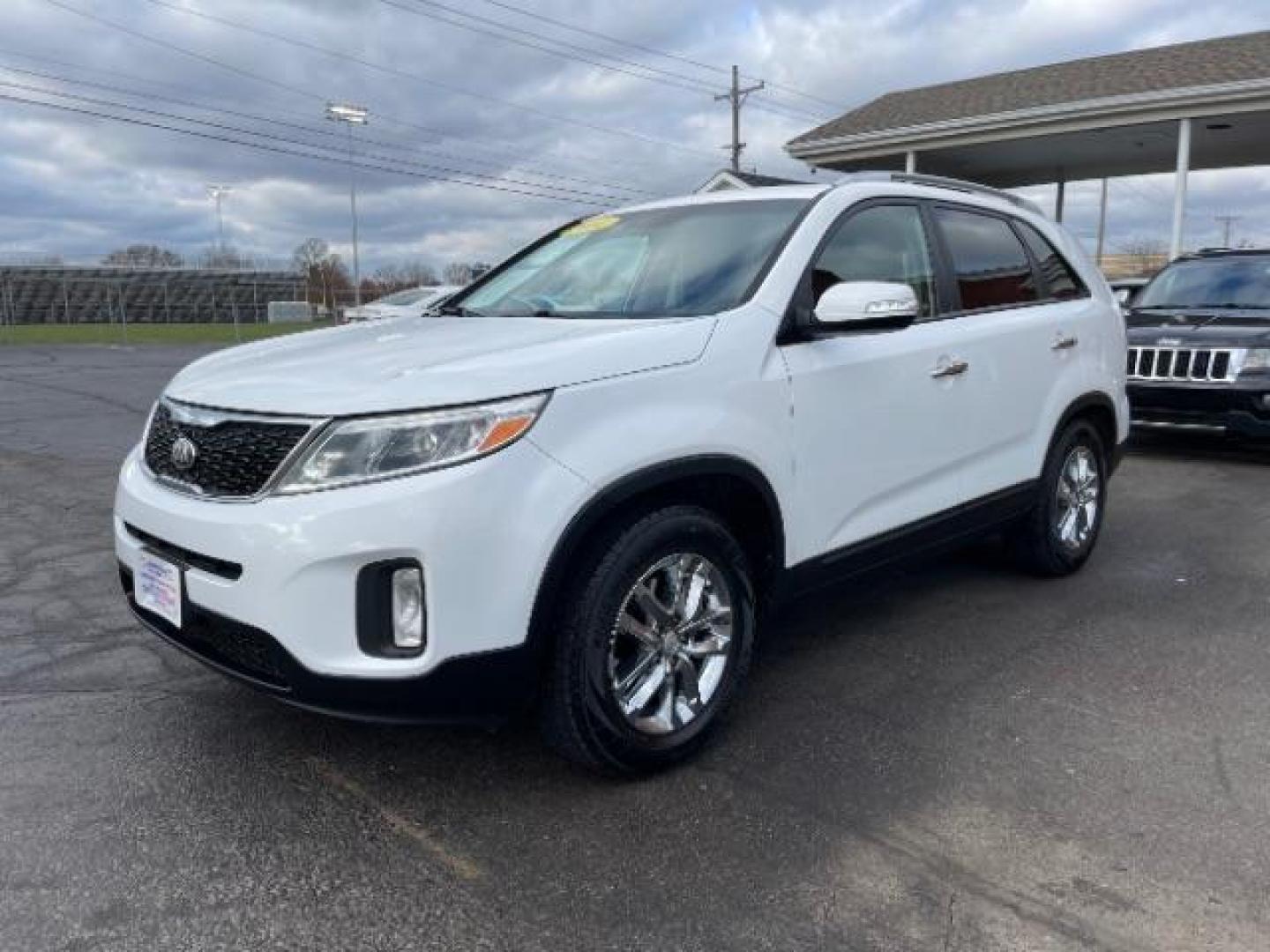 2014 White Kia Sorento LX 2WD (5XYKT3A64EG) with an 2.4L L4 DOHC 16V engine, 6-Speed Automatic transmission, located at 1230 East Main St, Xenia, OH, 45385, (937) 908-9800, 39.688026, -83.910172 - Photo#1