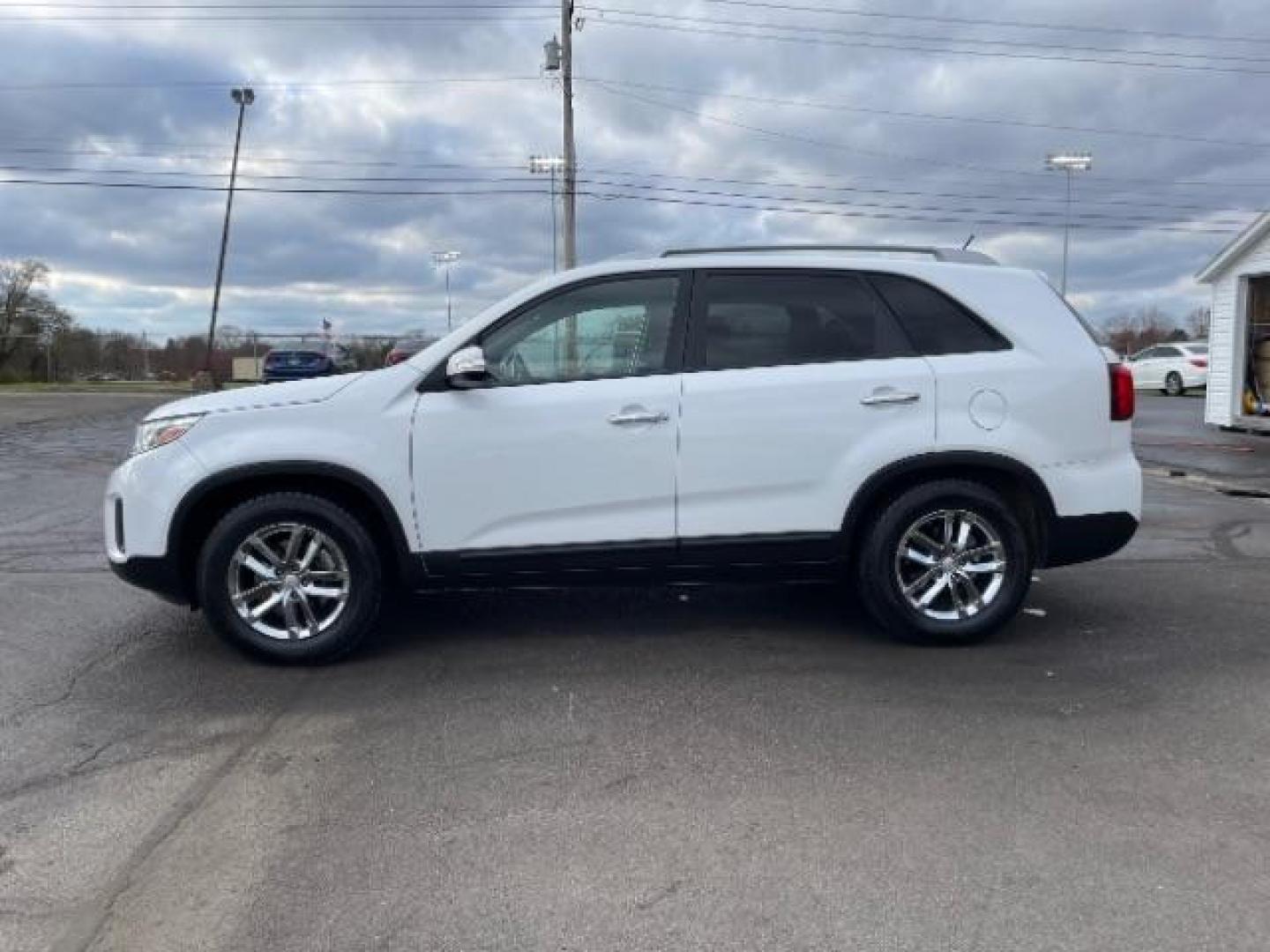 2014 White Kia Sorento LX 2WD (5XYKT3A64EG) with an 2.4L L4 DOHC 16V engine, 6-Speed Automatic transmission, located at 1230 East Main St, Xenia, OH, 45385, (937) 908-9800, 39.688026, -83.910172 - Photo#4