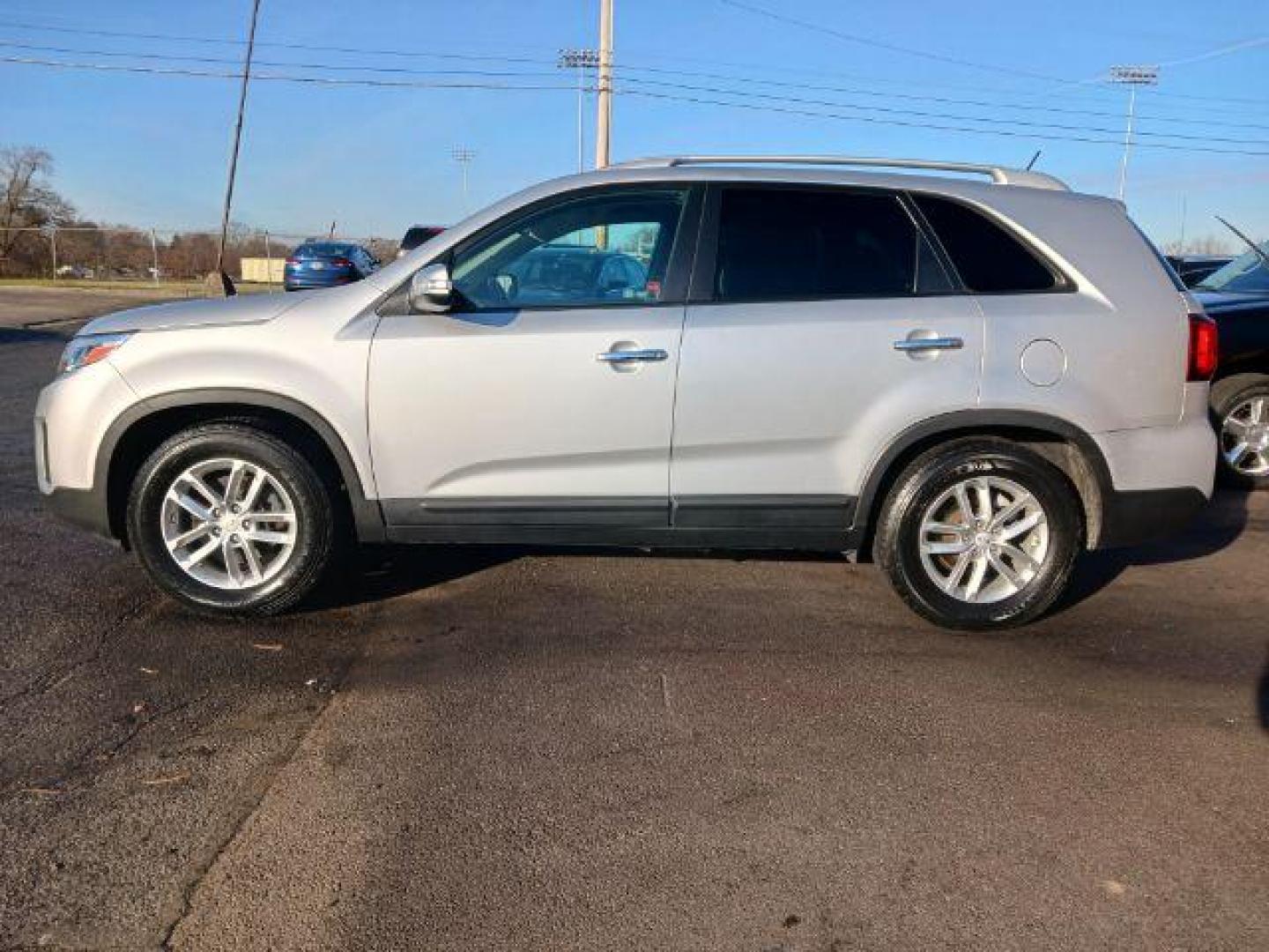 2014 Silver Kia Sorento LX 2WD (5XYKT3A67EG) with an 2.4L L4 DOHC 16V engine, 6-Speed Automatic transmission, located at 1951 S Dayton Lakeview Rd., New Carlisle, OH, 45344, (937) 908-9800, 39.890999, -84.050255 - Photo#3