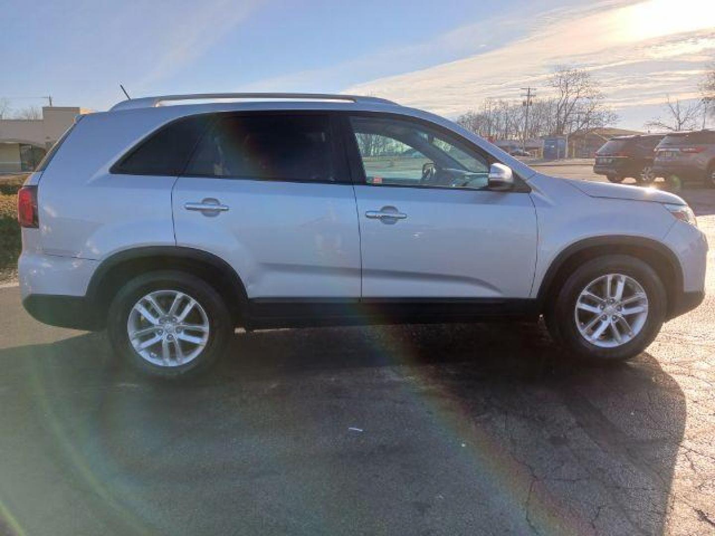 2014 Silver Kia Sorento LX 2WD (5XYKT3A67EG) with an 2.4L L4 DOHC 16V engine, 6-Speed Automatic transmission, located at 1951 S Dayton Lakeview Rd., New Carlisle, OH, 45344, (937) 908-9800, 39.890999, -84.050255 - Photo#4