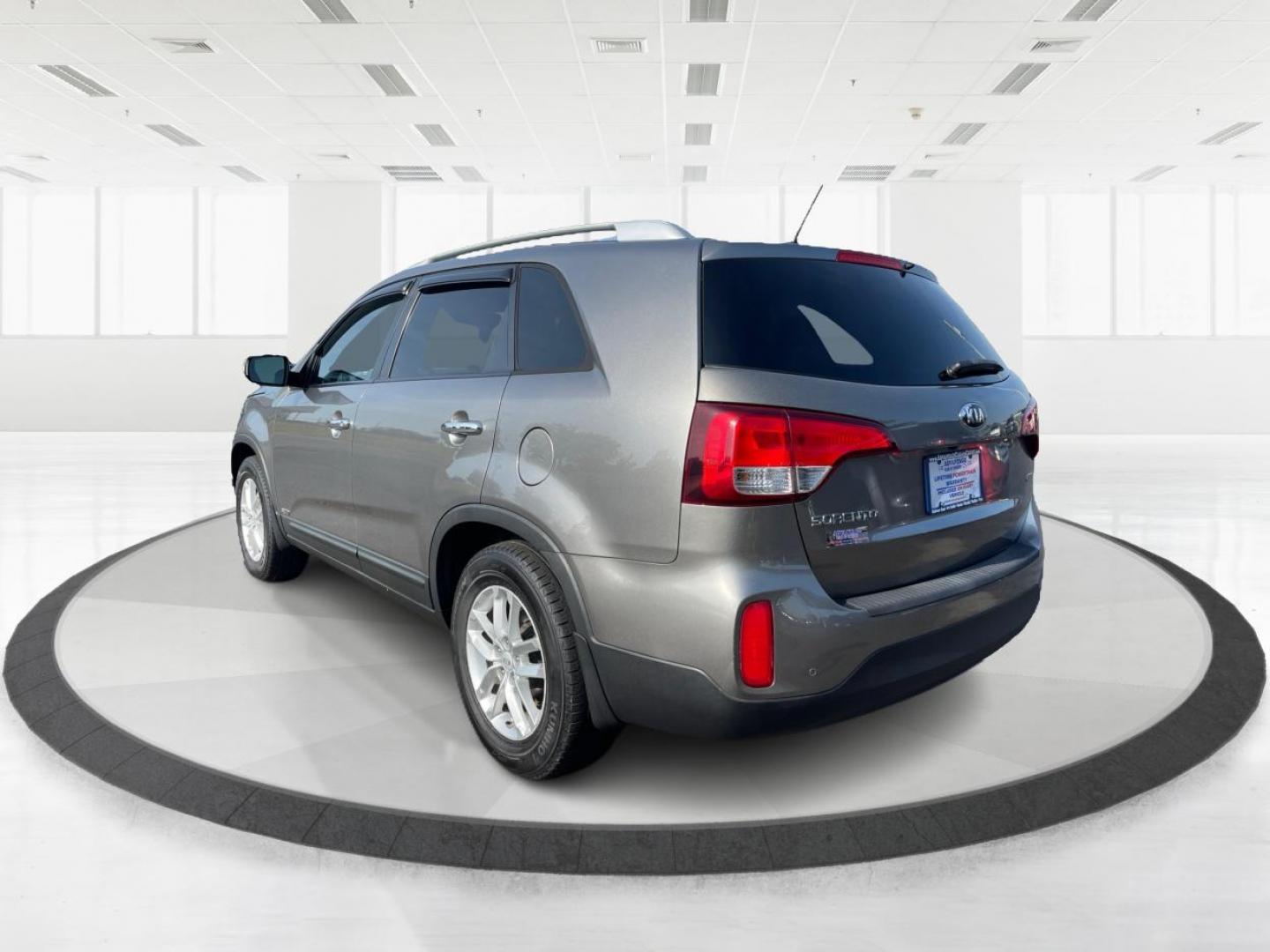 2014 Gray Kia Sorento (5XYKTCA66EG) with an 2.4L L4 DOHC 16V engine, 6-Speed Automatic transmission, located at 1099 N County Rd 25A , Troy, OH, 45373, (937) 908-9800, 40.057079, -84.212883 - Photo#4