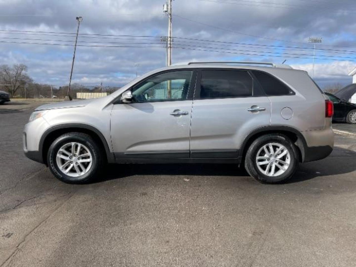 2014 Silver Kia Sorento LX 2WD (5XYKT4A64EG) with an 2.4L L4 DOHC 16V engine, 6-Speed Automatic transmission, located at 880 E. National Road, Vandalia, OH, 45377, (937) 908-9800, 39.891918, -84.183594 - Photo#2