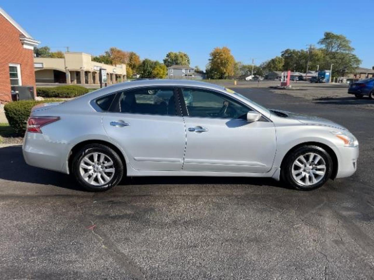 2014 Brilliant Silver Metallic Nissan Altima 2.5 S (1N4AL3APXEC) with an 2.5L L4 DOHC 16V engine, Continuously Variable Transmission transmission, located at 1230 East Main St, Xenia, OH, 45385, (937) 908-9800, 39.688026, -83.910172 - Photo#5