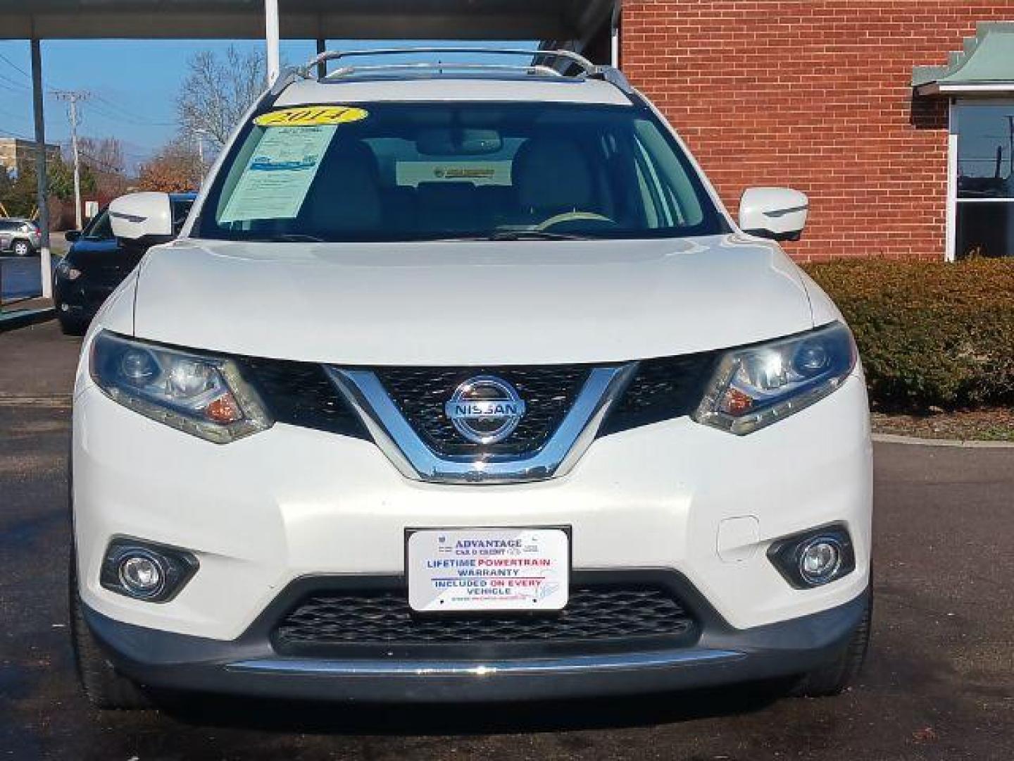 2014 Moonlight White Nissan Rogue SL AWD (5N1AT2MV3EC) with an 2.5L L4 DOHC 16V engine, Continuously Variable Transmission transmission, located at 1230 East Main St, Xenia, OH, 45385, (937) 908-9800, 39.688026, -83.910172 - Photo#1