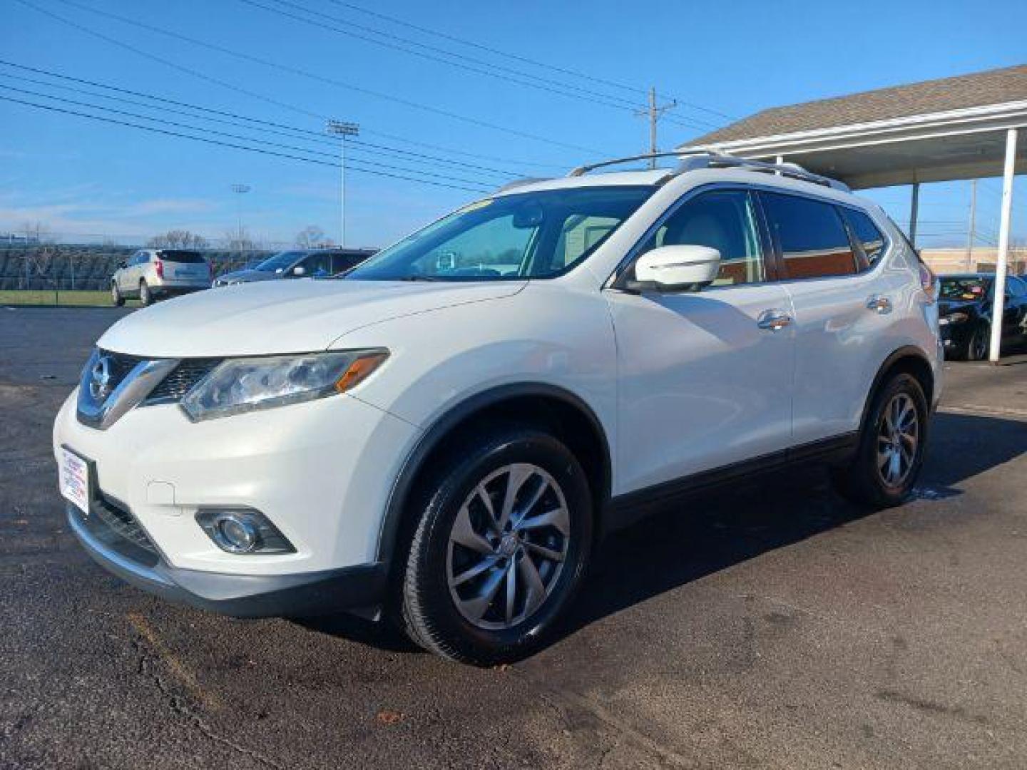 2014 Moonlight White Nissan Rogue SL AWD (5N1AT2MV3EC) with an 2.5L L4 DOHC 16V engine, Continuously Variable Transmission transmission, located at 1230 East Main St, Xenia, OH, 45385, (937) 908-9800, 39.688026, -83.910172 - Photo#2