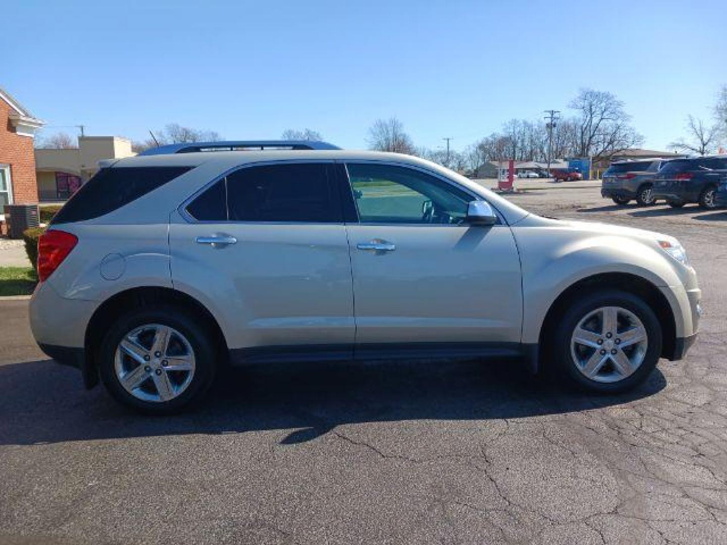 2015 Champagne Silver Metallic Chevrolet Equinox LTZ AWD (2GNFLHEK8F6) with an 2.4L L4 DOHC 16V FFV engine, 6-Speed Automatic transmission, located at 4508 South Dixie Dr, Moraine, OH, 45439, (937) 908-9800, 39.689976, -84.218452 - Photo#4