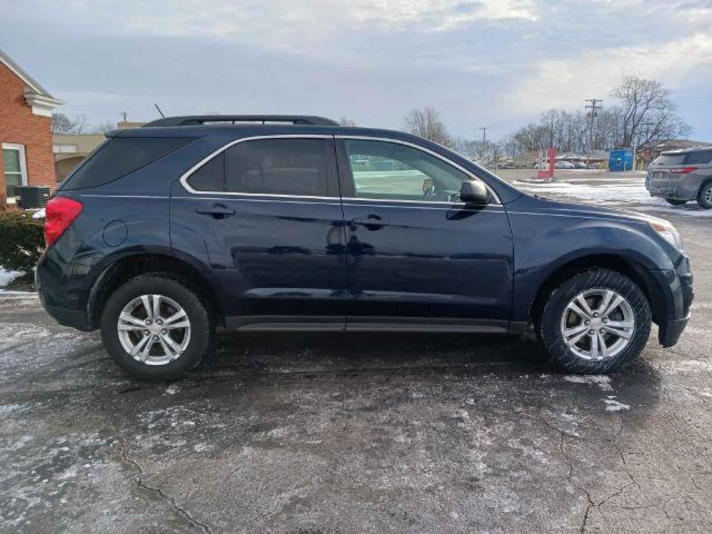 2015 Blue Velvet Metallic Chevrolet Equinox 1LT 2WD (2GNALBEK1F1) with an 2.4L L4 DOHC 16V FFV engine, 6-Speed Automatic transmission, located at 1230 East Main St, Xenia, OH, 45385, (937) 908-9800, 39.688026, -83.910172 - Photo#4