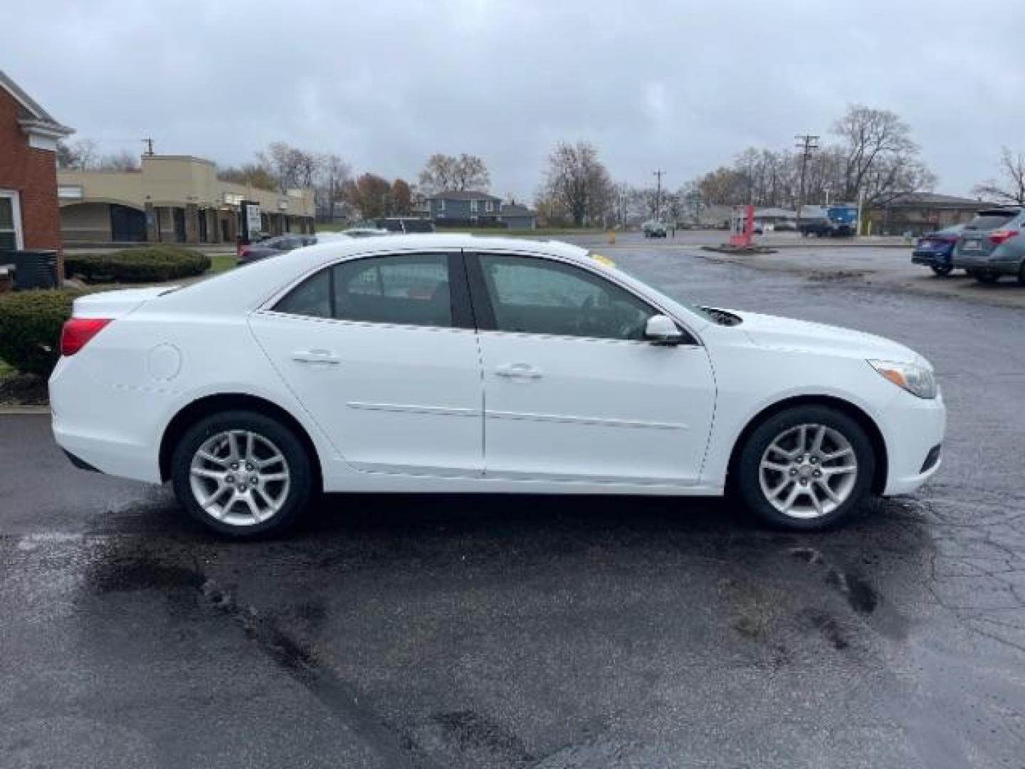 2015 Summit White Chevrolet Malibu 1LT (1G11C5SL5FF) with an 2.5L L4 DOHC 16V engine, 6-Speed Automatic transmission, located at 1184 Kauffman Ave, Fairborn, OH, 45324, (937) 908-9800, 39.807072, -84.030914 - Photo#3