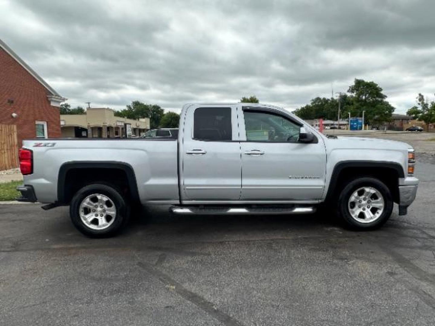 2015 Silver Chevrolet Silverado 1500 LT Double Cab 4WD (1GCVKREC6FZ) with an 5.3L V8 OHV 16V engine, 6-Speed Automatic transmission, located at 1099 N County Rd 25A , Troy, OH, 45373, (937) 908-9800, 40.057079, -84.212883 - Photo#5