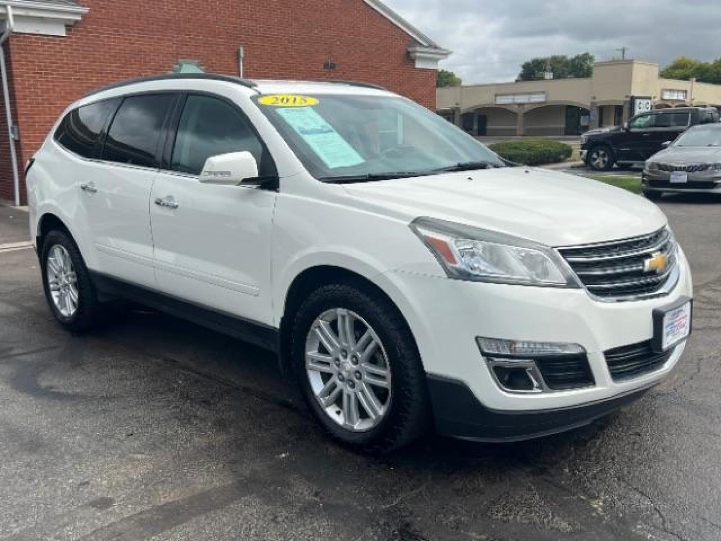 2015 White Diamond Tricoat Chevrolet Traverse 1LT AWD (1GNKVGKD8FJ) with an 3.6L V6 DOHC 24V engine, 6-Speed Automatic transmission, located at 1184 Kauffman Ave, Fairborn, OH, 45324, (937) 908-9800, 39.807072, -84.030914 - Photo#0