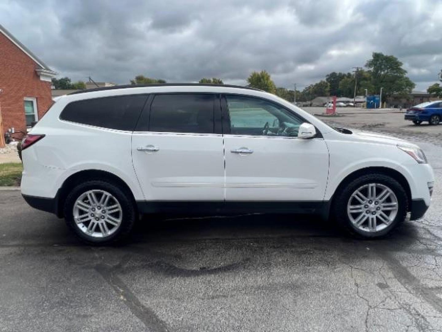 2015 White Diamond Tricoat Chevrolet Traverse 1LT AWD (1GNKVGKD8FJ) with an 3.6L V6 DOHC 24V engine, 6-Speed Automatic transmission, located at 1184 Kauffman Ave, Fairborn, OH, 45324, (937) 908-9800, 39.807072, -84.030914 - Photo#5