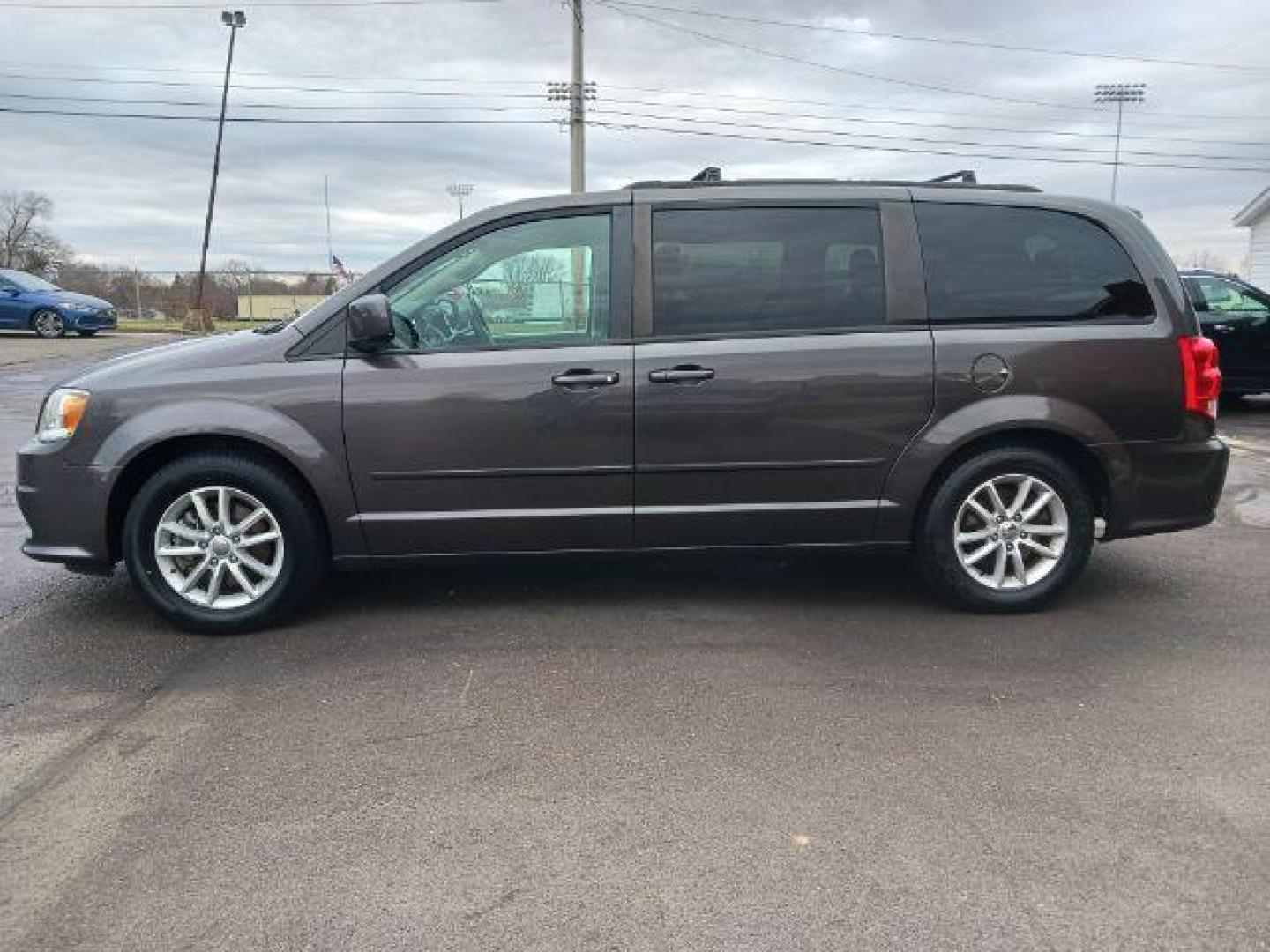 2015 Granite Crystal Met CC Dodge Grand Caravan SXT (2C4RDGCG5FR) with an 3.6L V6 DOHC 24V engine, 6-Speed Automatic transmission, located at 1184 Kauffman Ave, Fairborn, OH, 45324, (937) 908-9800, 39.807072, -84.030914 - Photo#3