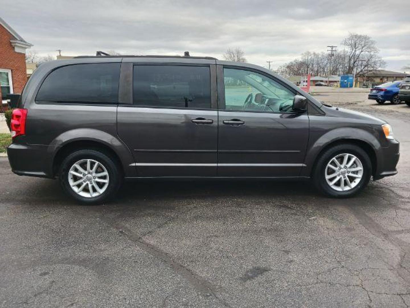 2015 Granite Crystal Met CC Dodge Grand Caravan SXT (2C4RDGCG5FR) with an 3.6L V6 DOHC 24V engine, 6-Speed Automatic transmission, located at 1184 Kauffman Ave, Fairborn, OH, 45324, (937) 908-9800, 39.807072, -84.030914 - Photo#4