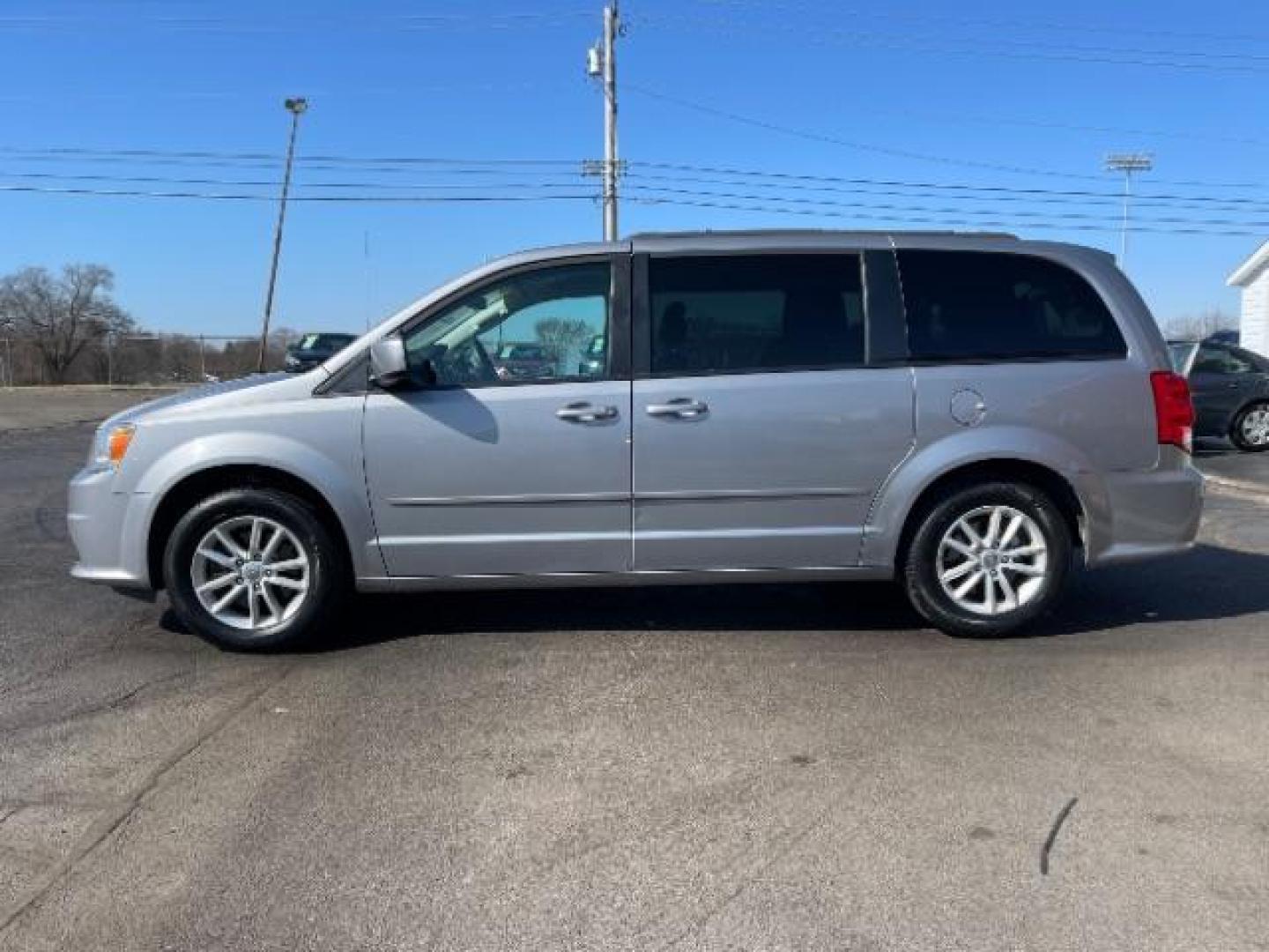 2015 Billet Silver Metallic CC Dodge Grand Caravan SXT (2C4RDGCG7FR) with an 3.6L V6 DOHC 24V engine, 6-Speed Automatic transmission, located at 880 E. National Road, Vandalia, OH, 45377, (937) 908-9800, 39.891918, -84.183594 - Photo#4